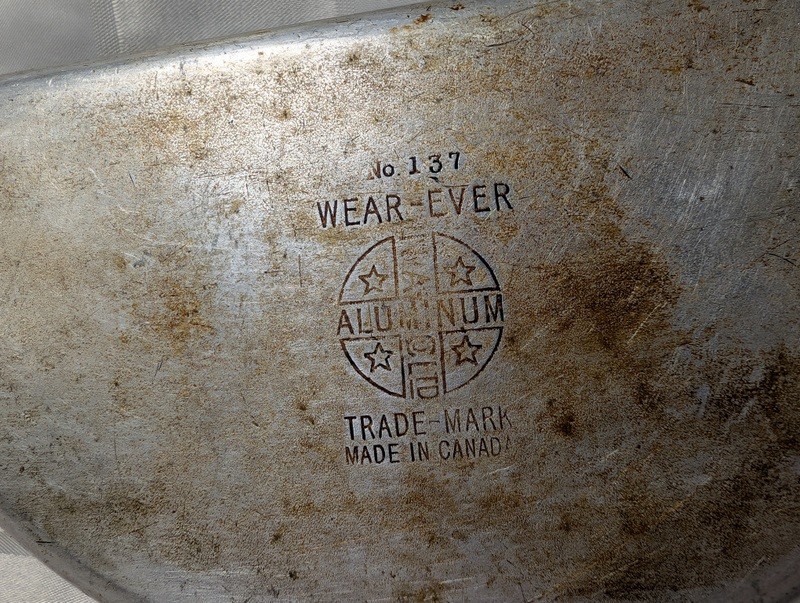 Wear-Ever Aluminum No. 137 Clamshell Pan - image 4 of 11