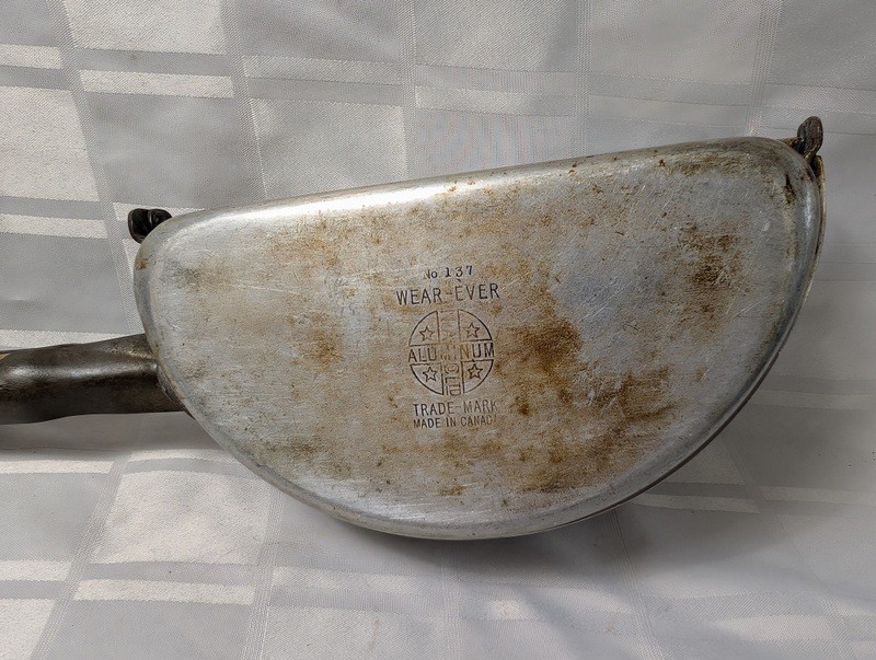 Wear-Ever Aluminum No. 137 Clamshell Pan - image 2 of 11