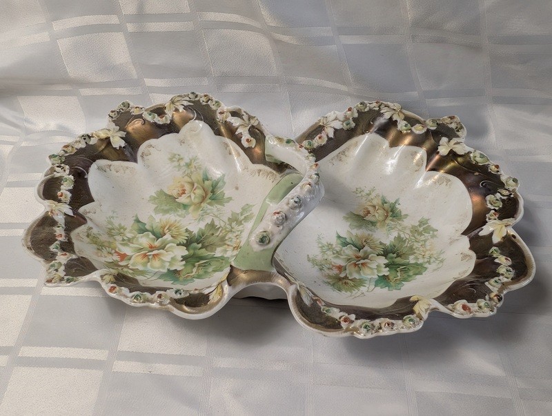 Two-section shell-shaped porcelain serving dish with floral pattern - image 2 of 15