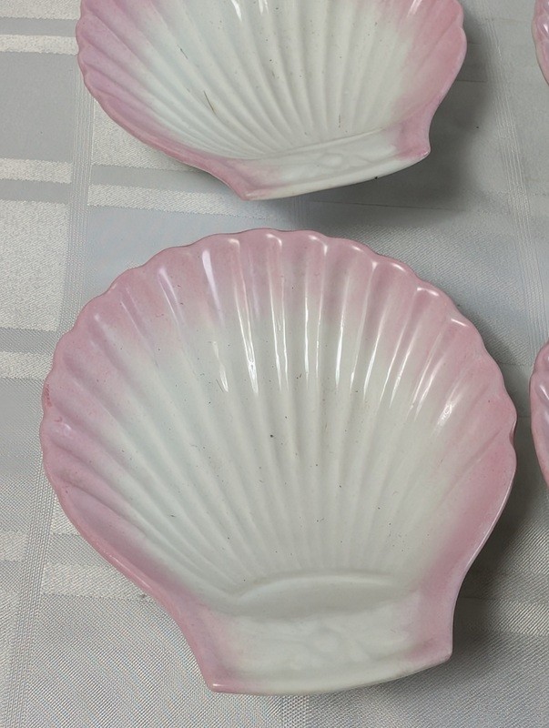 Shell-shaped porcelain dishes with pink rims - image 6 of 12