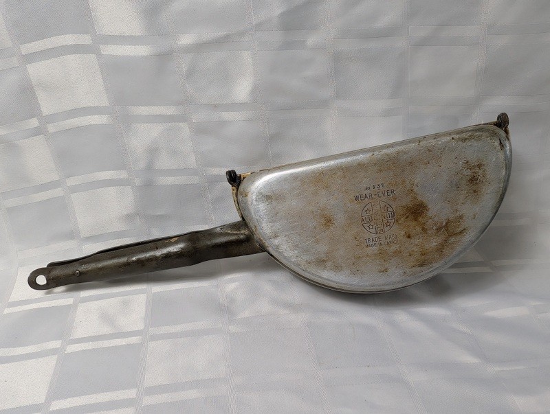 Wear-Ever Aluminum No. 137 Clamshell Pan - image 1 of 11