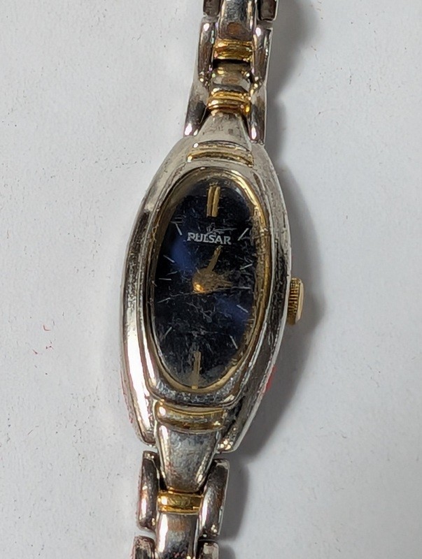 Two vintage wristwatches (Pulsar bracelet and round quartz) - image 4 of 9