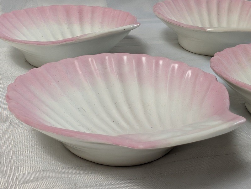 Shell-shaped porcelain dishes with pink rims - image 7 of 12
