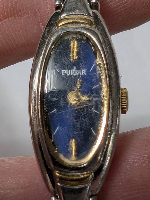 Two vintage wristwatches (Pulsar bracelet and round quartz) - image 7 of 9