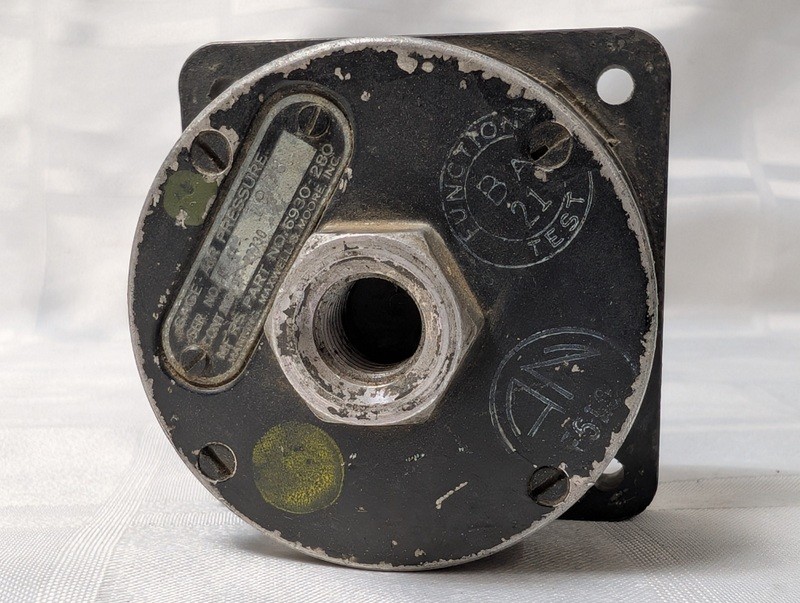 Air pressure gauge with mounting flange - image 4 of 9