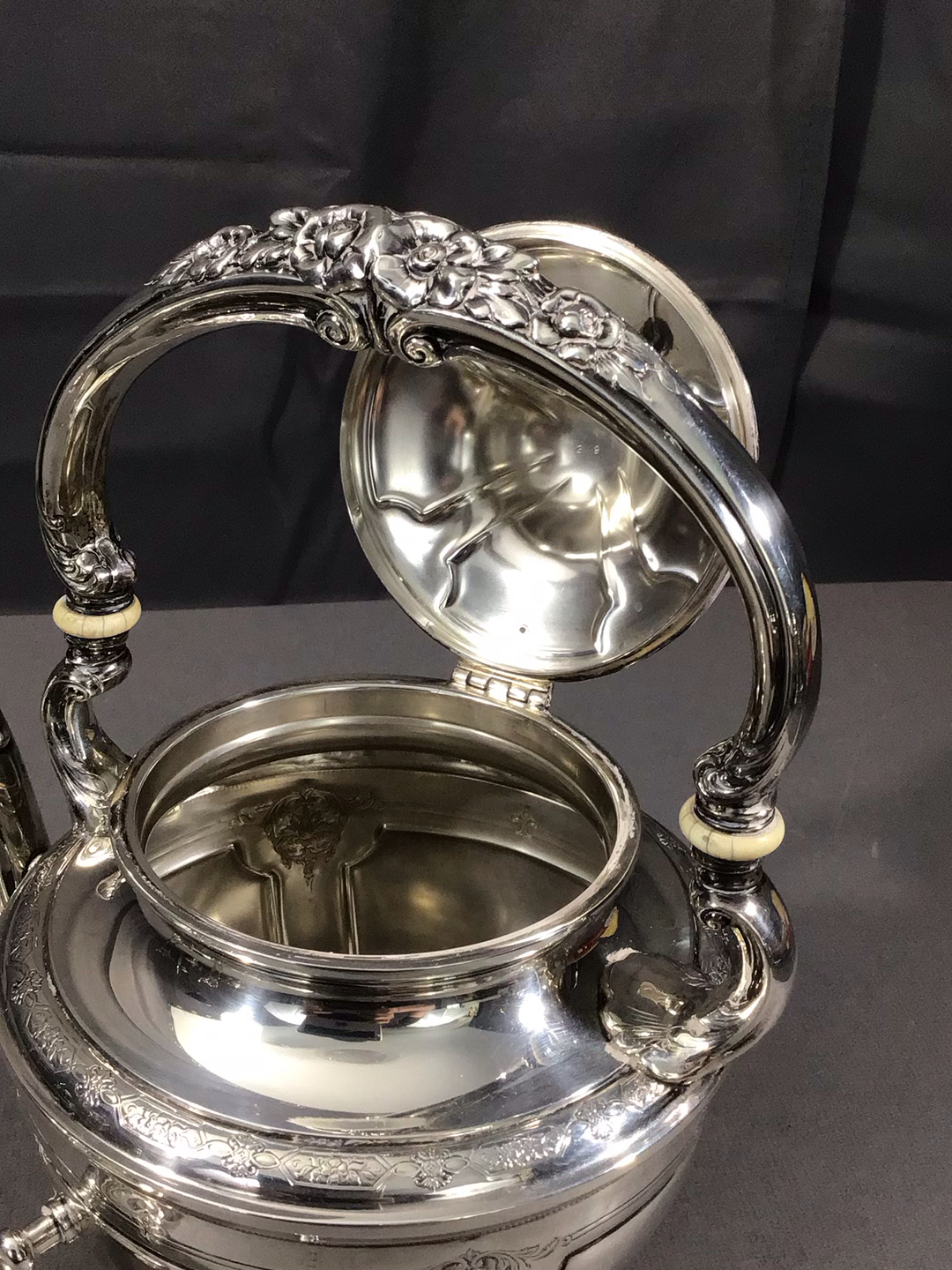 Towle Sterling Louis XIV Kettle & Warmer (1030+dwt) // updated dwt in title, unchanged in description - image 4 of 9
