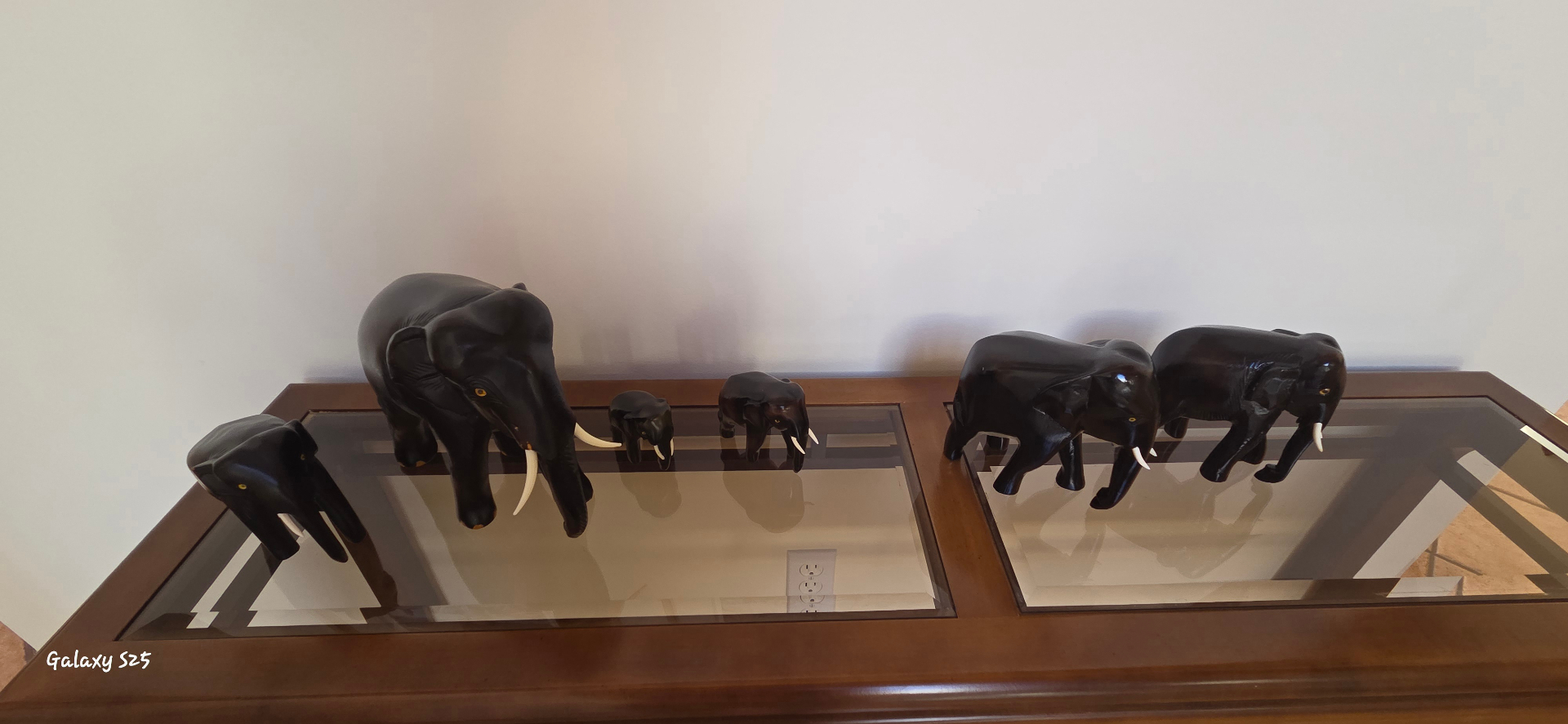Carved Wood Elephant Family – Set of 6 Graduated Figurines A charming set of hand-carved wooden elephants in a classic "walking parade" arrangement, ranging from large to small. - image 1 of 4