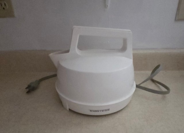 Knife Block Set, Toastess Toaster, Electric Kettle & Utensil Container - image 3 of 5