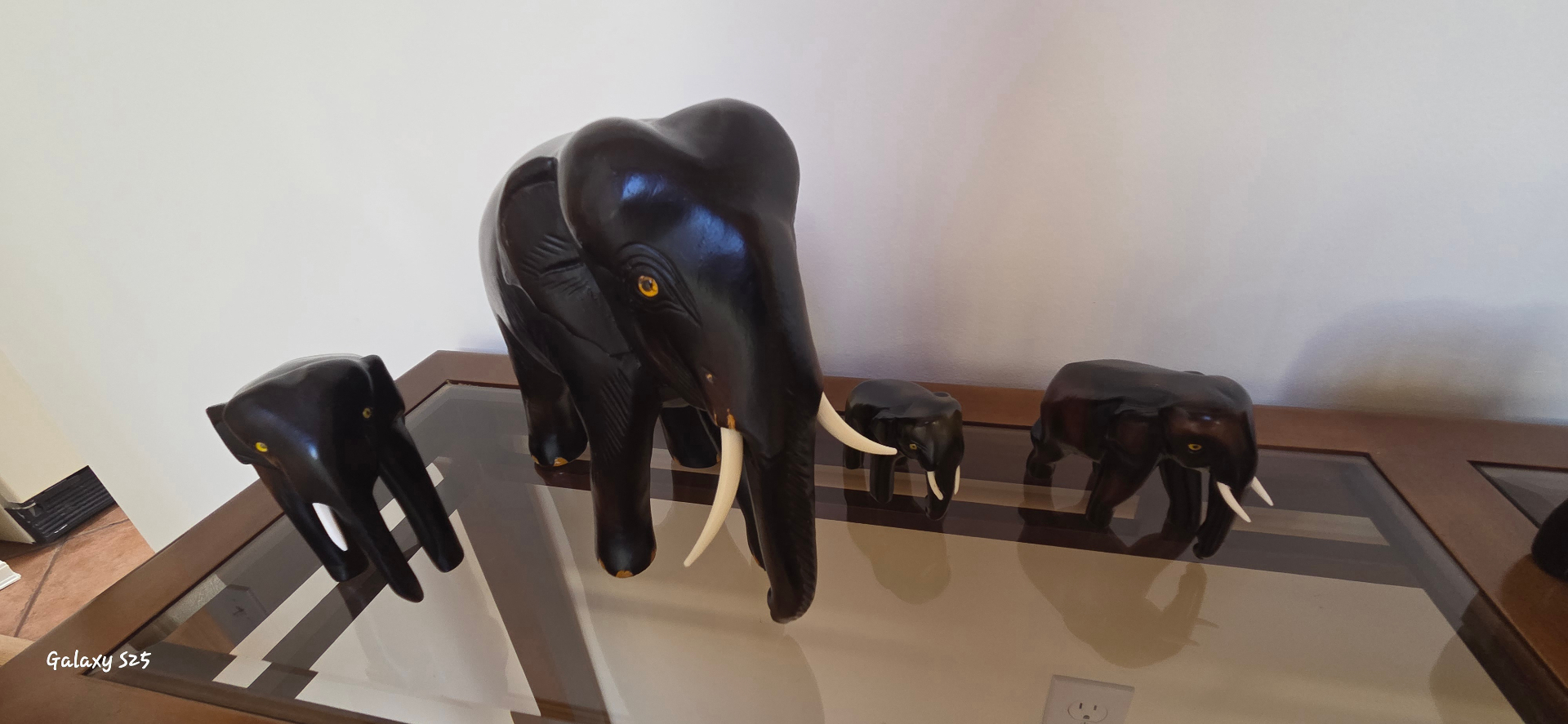 Carved Wood Elephant Family – Set of 6 Graduated Figurines A charming set of hand-carved wooden elephants in a classic "walking parade" arrangement, ranging from large to small. - image 2 of 4