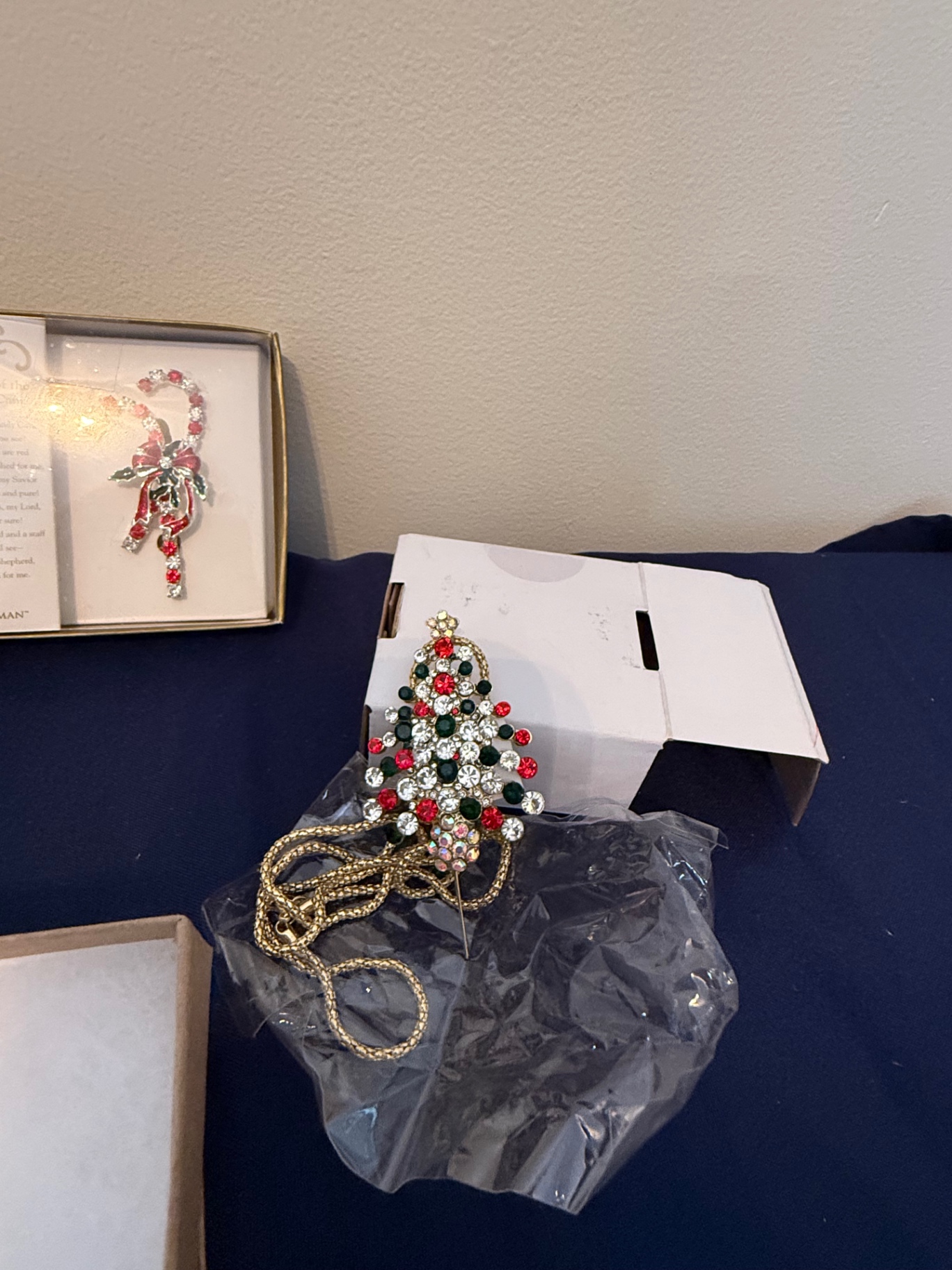 Christmas-themed jewelry and ornaments - image 4 of 4