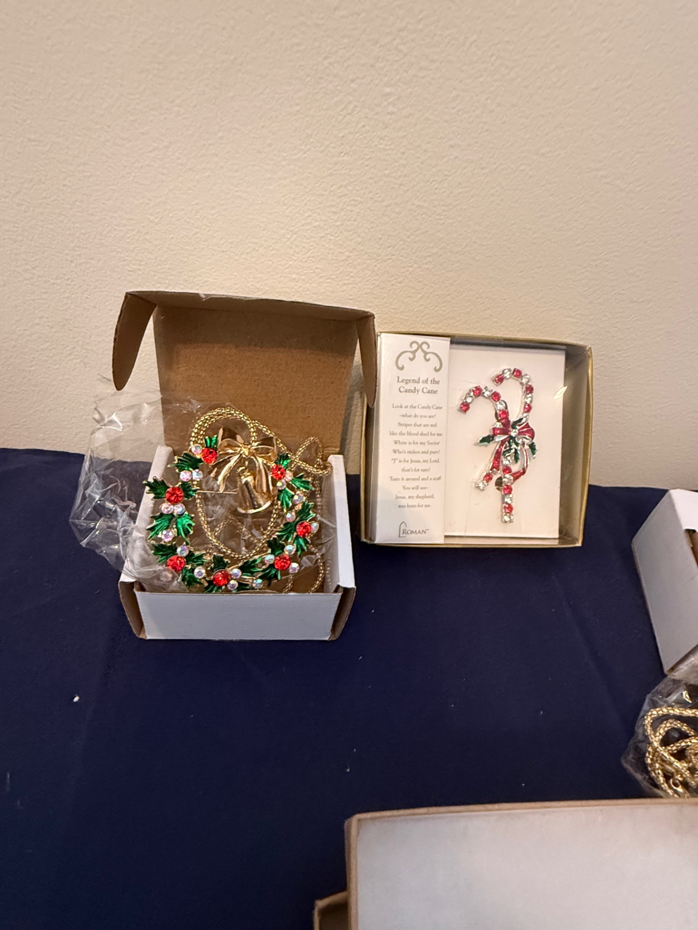 Christmas-themed jewelry and ornaments - image 3 of 4
