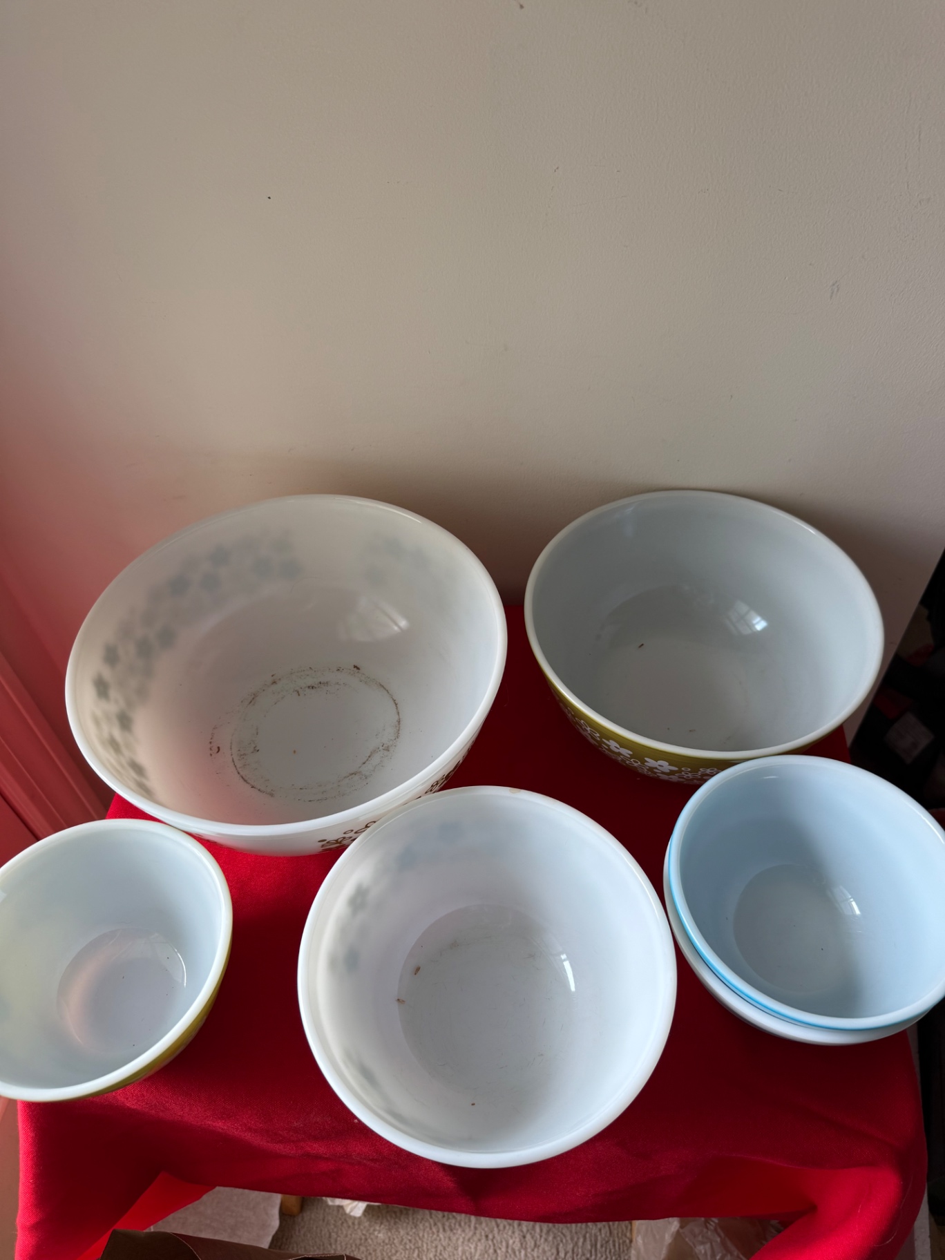 Set of floral-bordered Pyrex mixing bowls - image 2 of 7