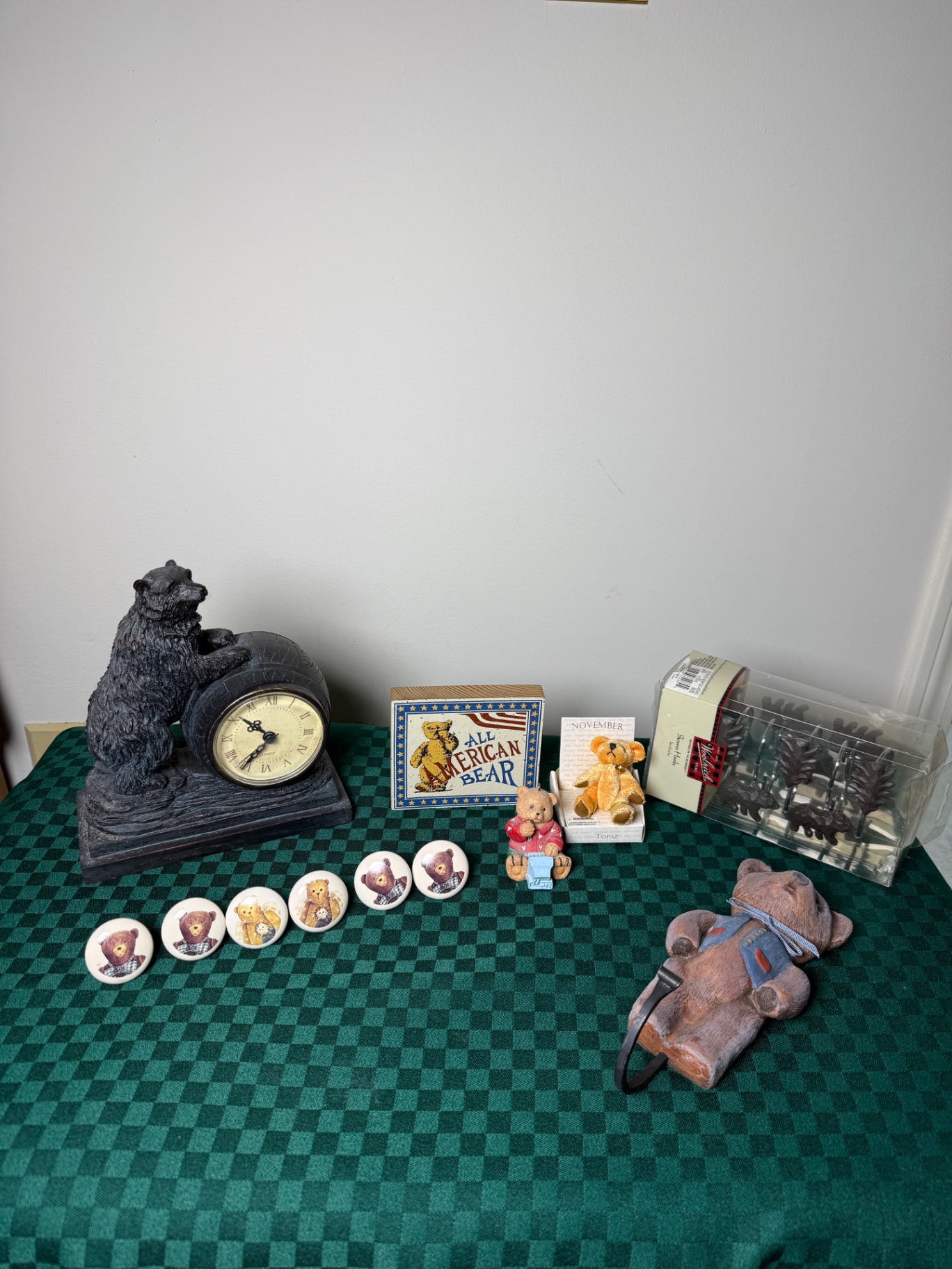 Bear-themed clock and teddy bear collectibles - image 1 of 7