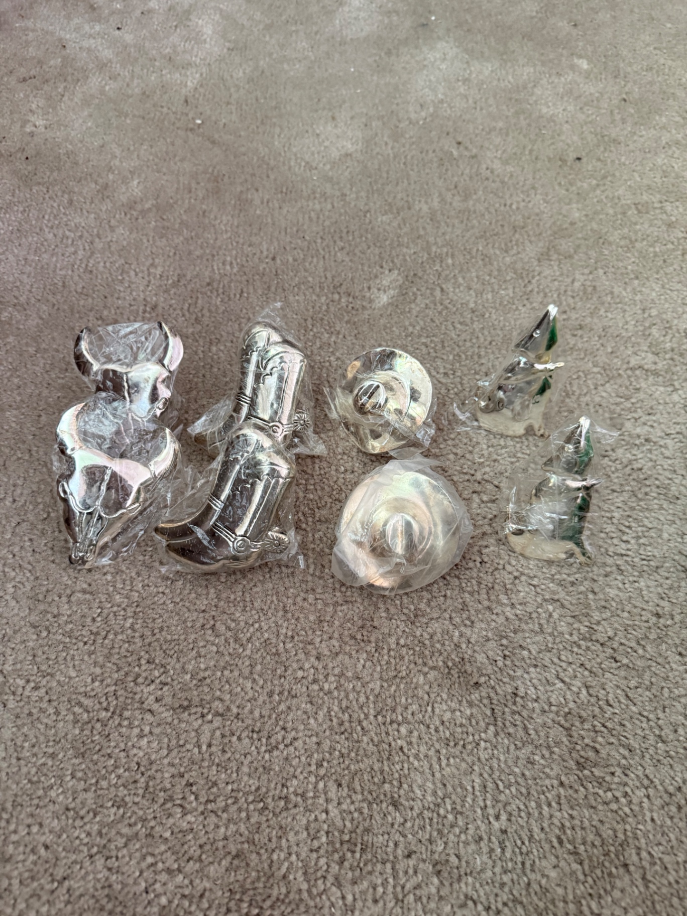 Assorted napkin rings and decorative trinkets - image 6 of 8