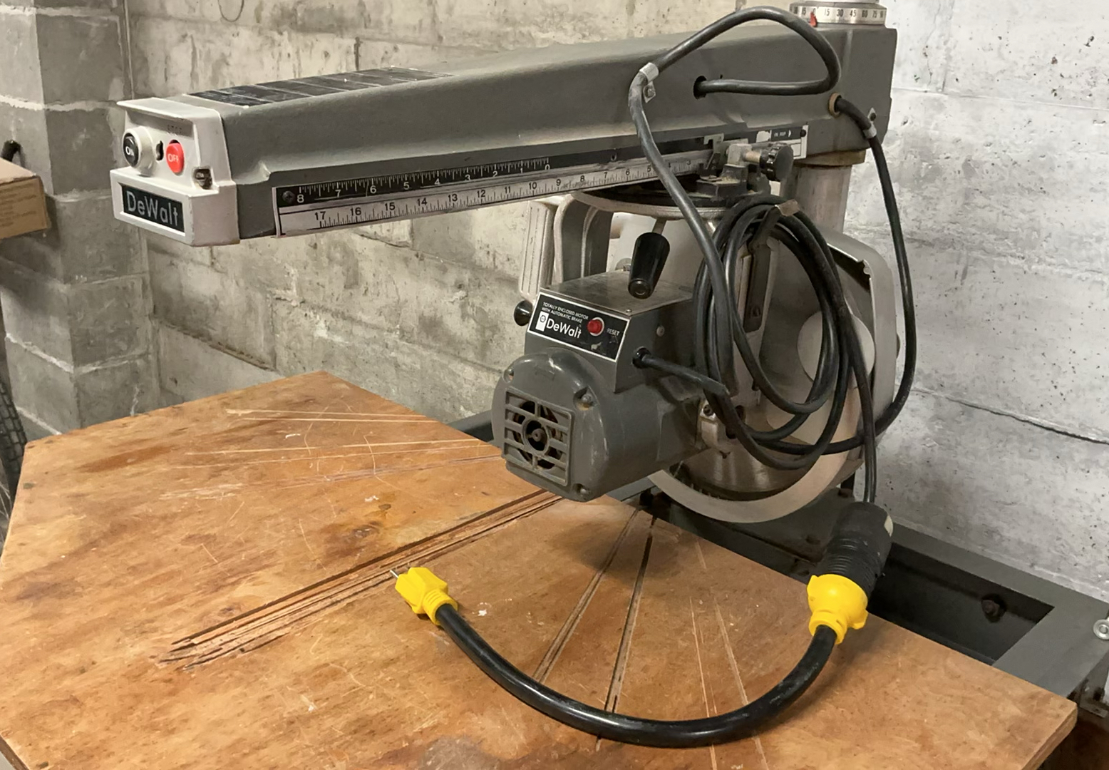 DeWalt 790 12-Inch Contractors Powershop Radial Arm Saw with Table - image 5 of 5