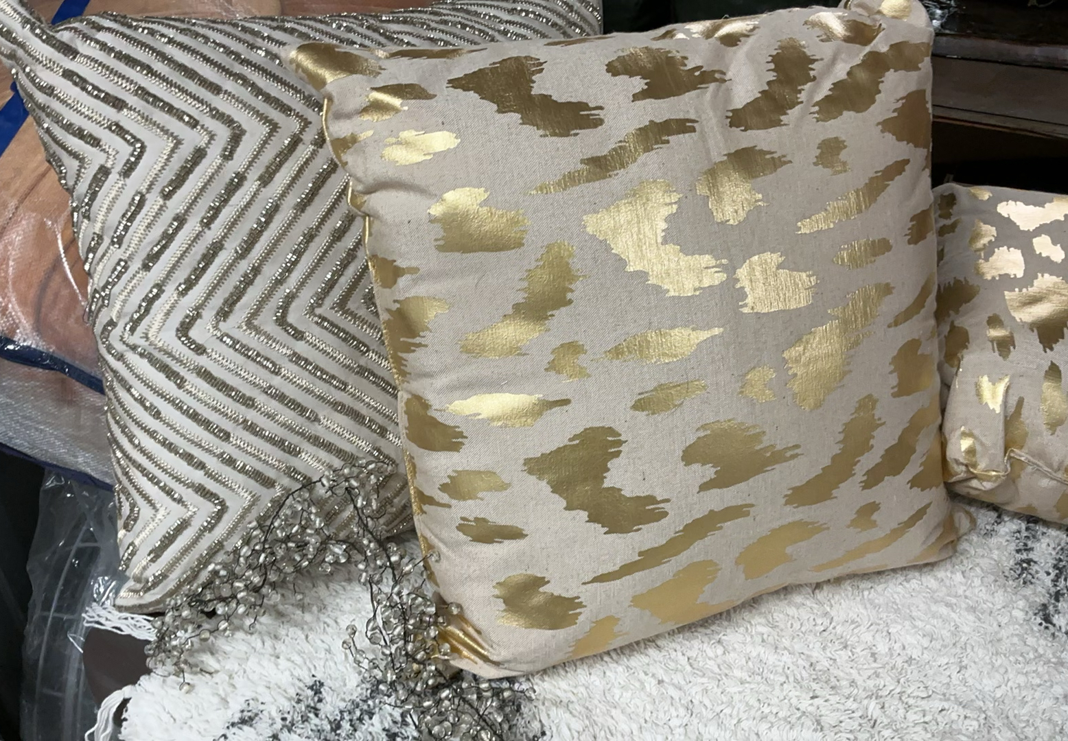 Assorted silver and gold home decor items - image 7 of 10