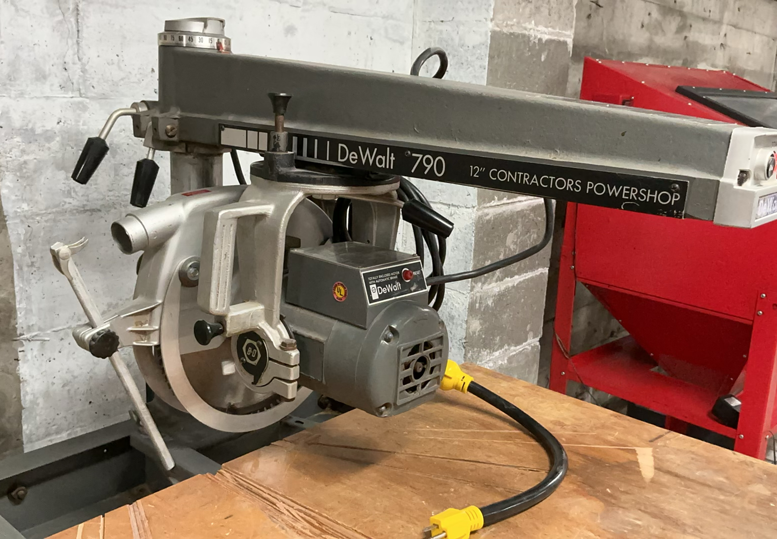 DeWalt 790 12-Inch Contractors Powershop Radial Arm Saw with Table - image 2 of 5