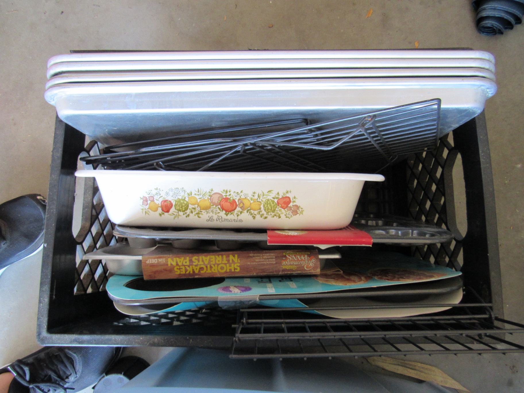 Assorted Bakeware and Kitchen Serving Dishes - image 1 of 3