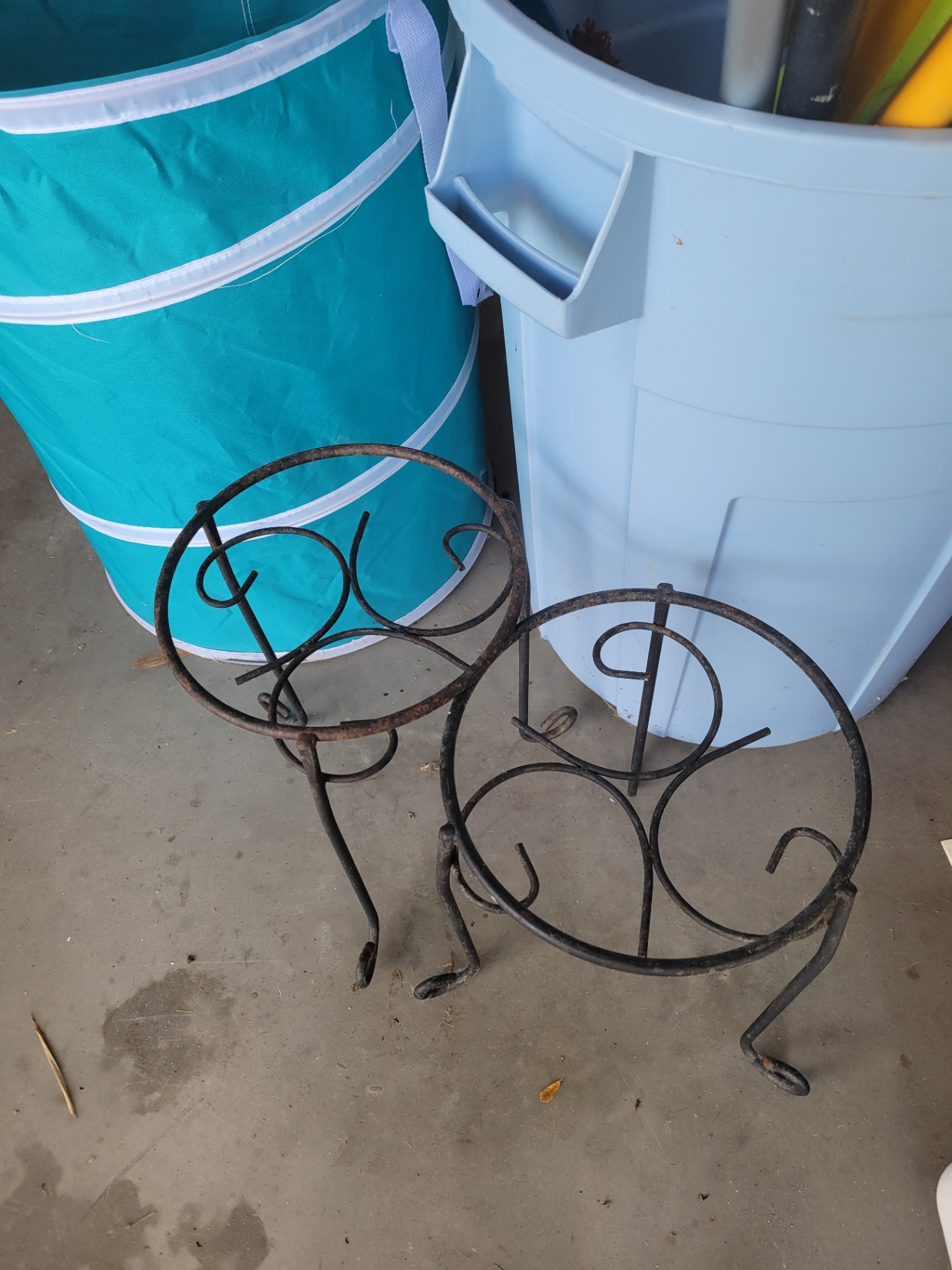 Assorted Household and Garden Items - image 4 of 8