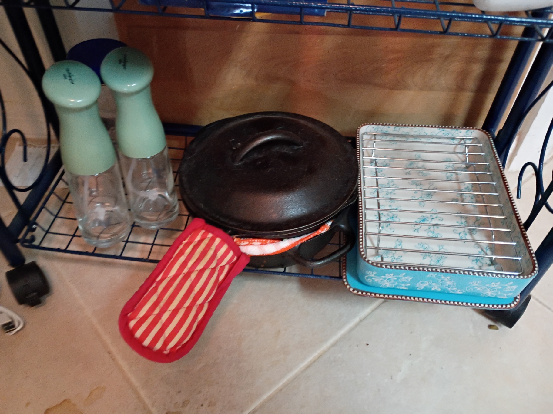 Assorted Kitchen Appliances and Cookware Set - image 6 of 8