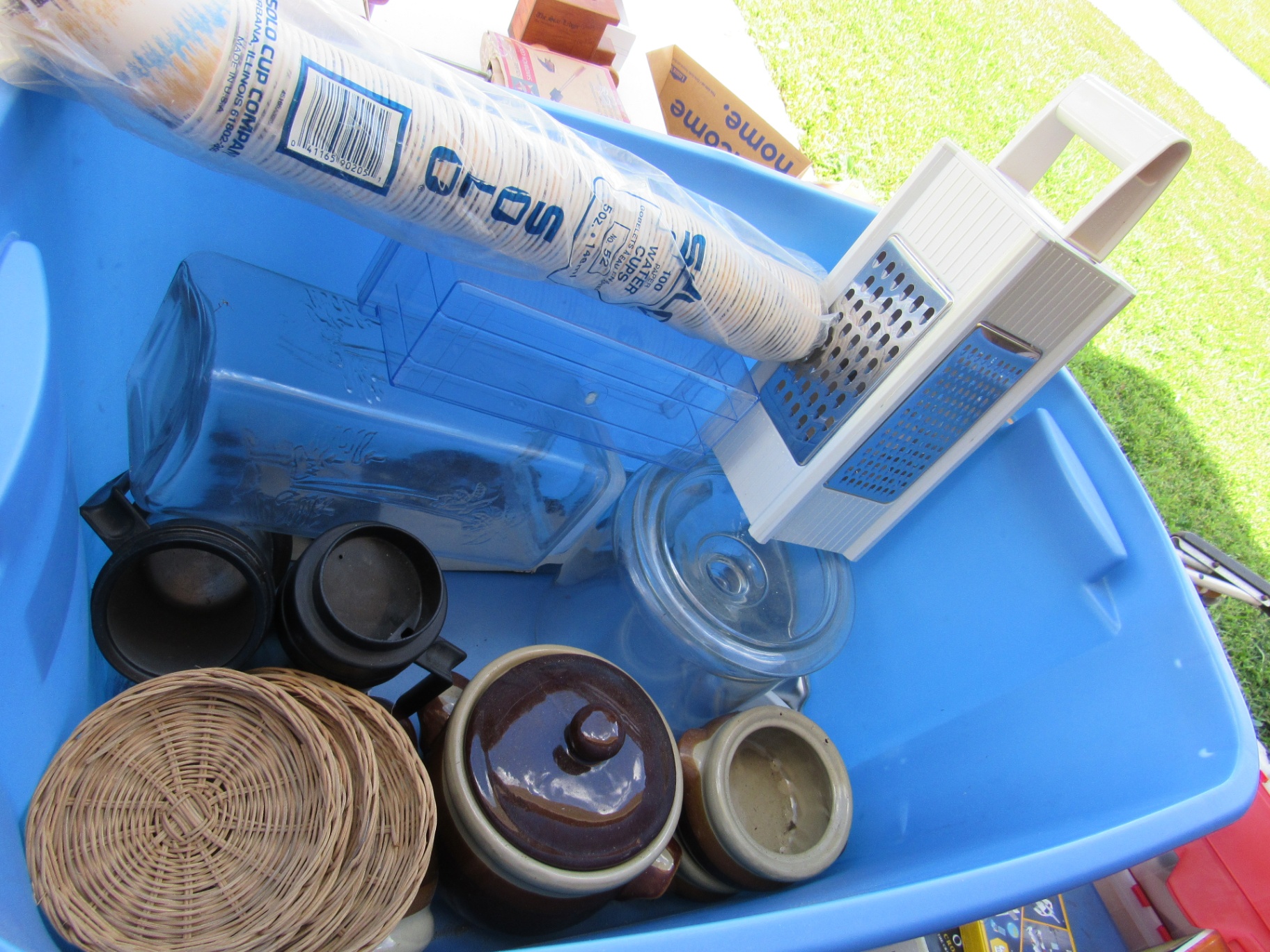 Assorted Kitchen and Glassware Items - image 3 of 4
