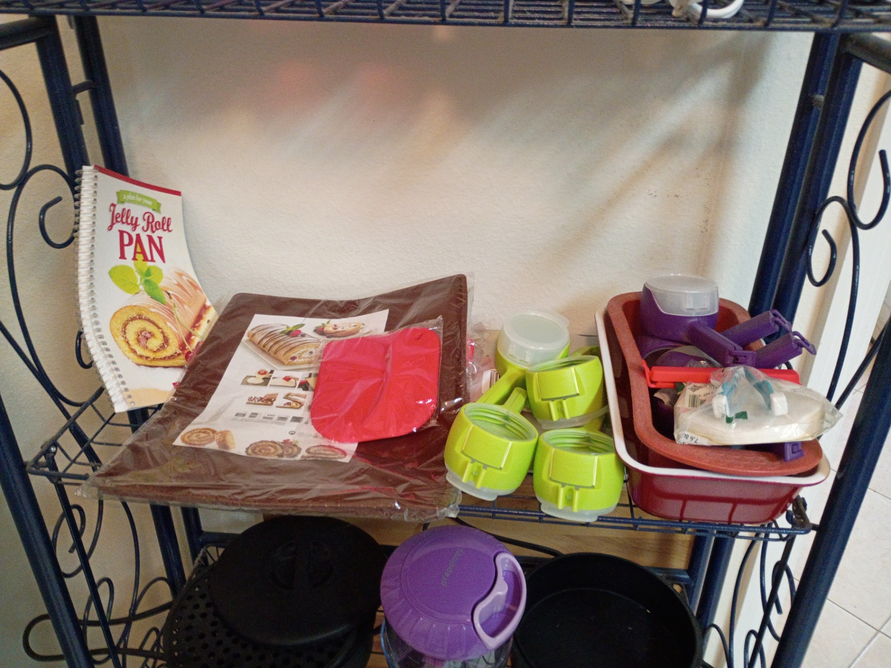 Assorted Kitchen Appliances and Cookware Set - image 3 of 8