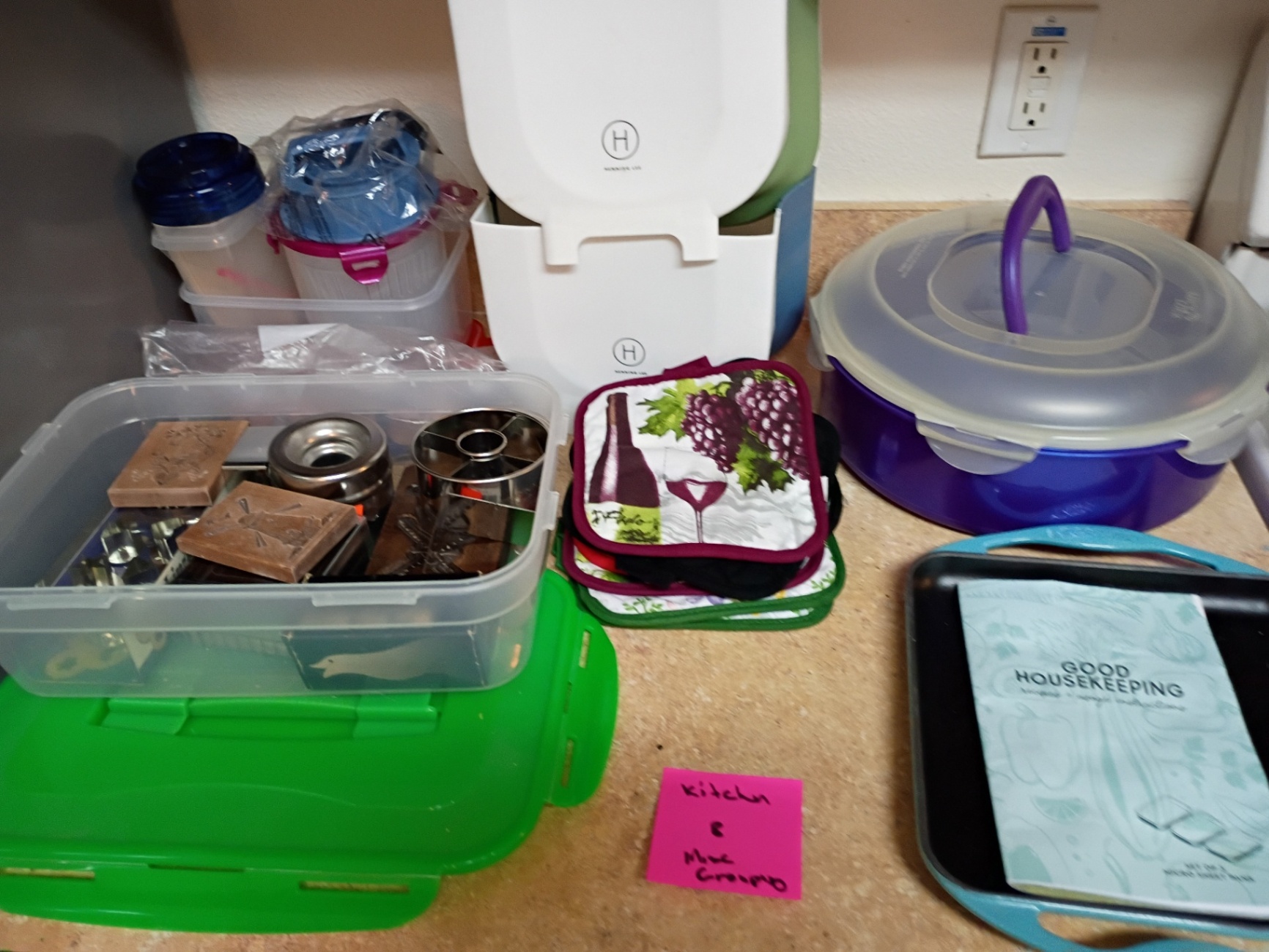 Assorted Kitchen Bakeware and Cooking Accessories - image 1 of 10