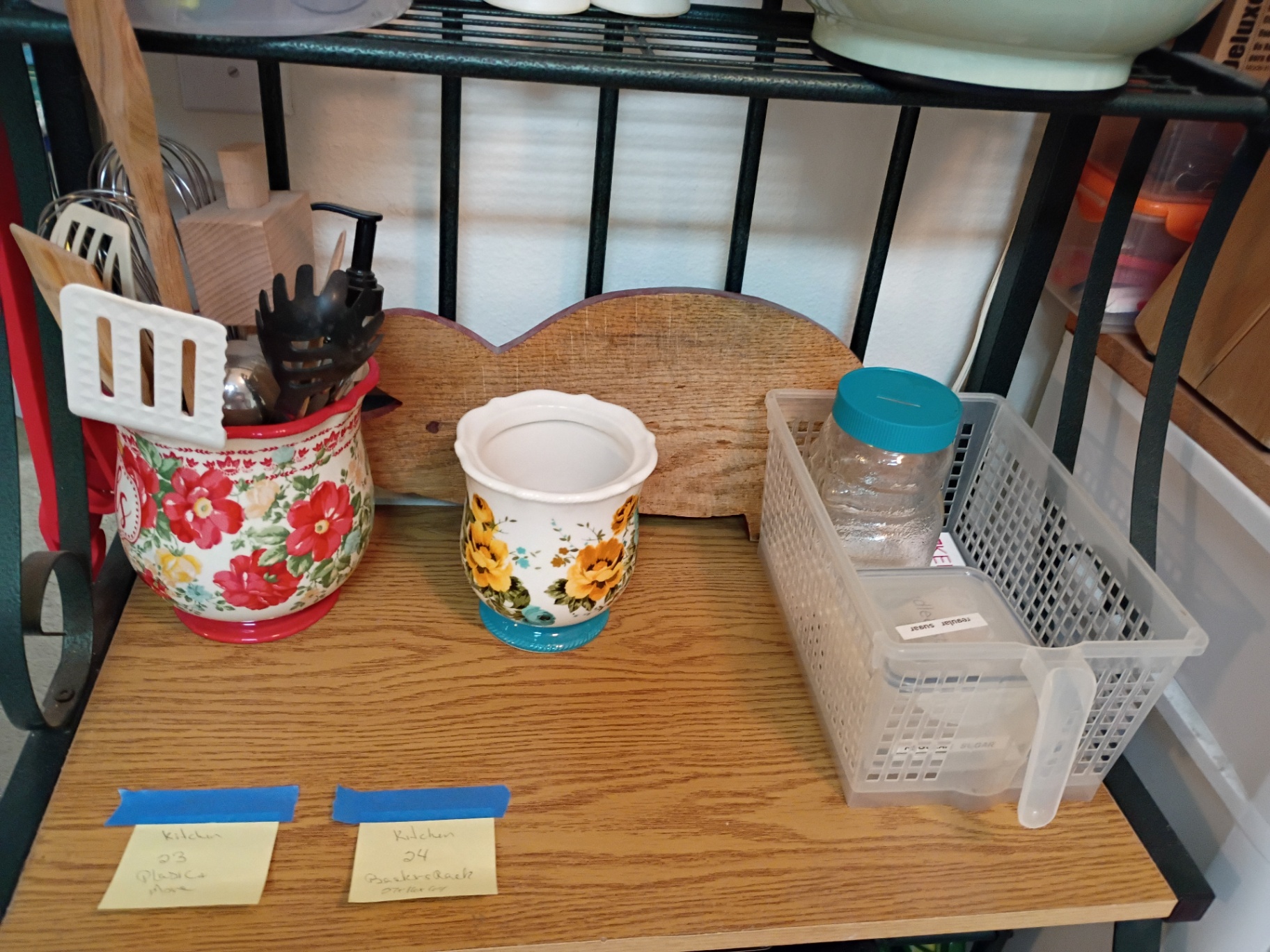 Assorted Plastic Food Storage Containers and Kitchenware - image 4 of 6