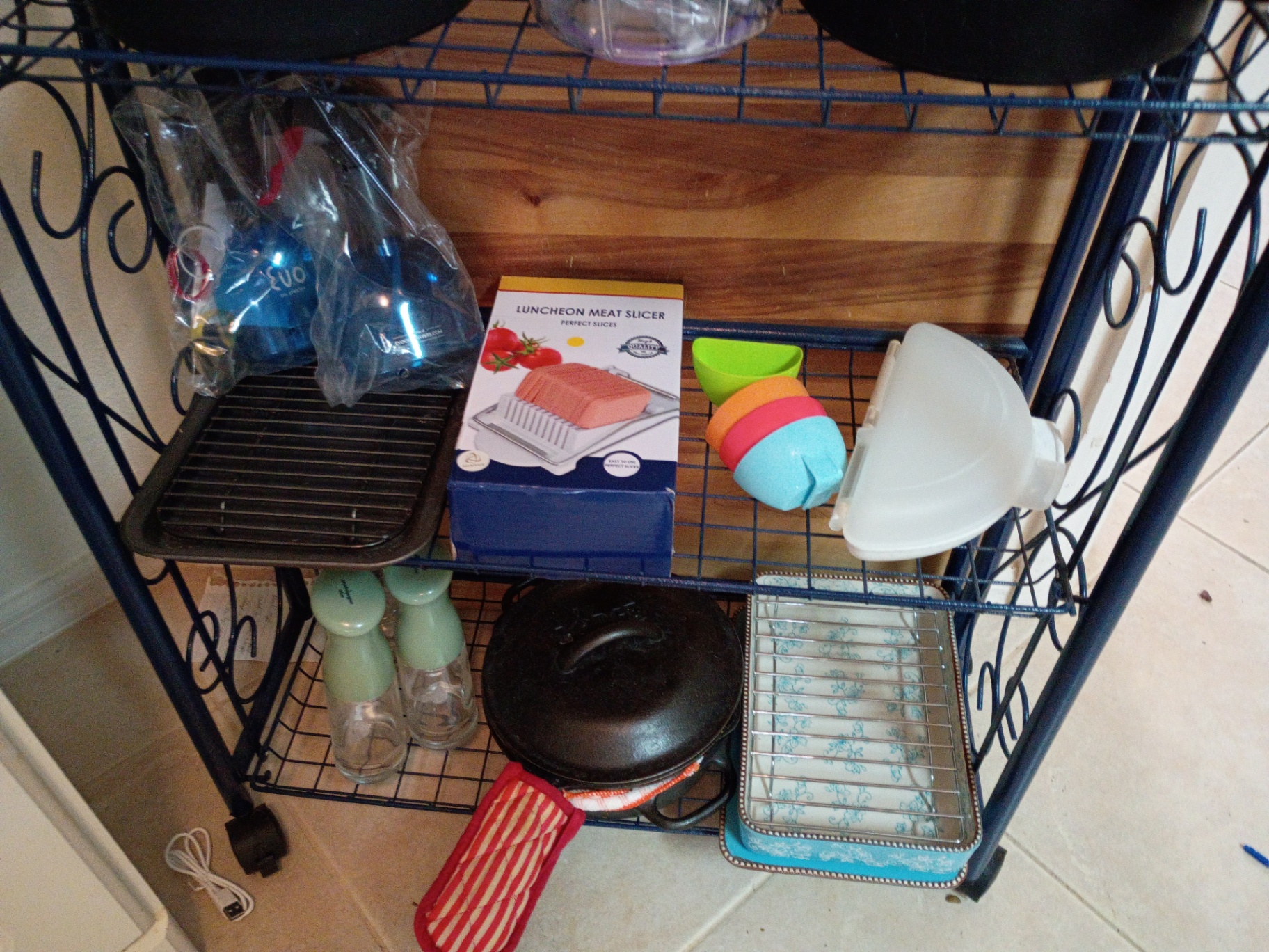 Assorted Kitchen Appliances and Cookware Set - image 1 of 8