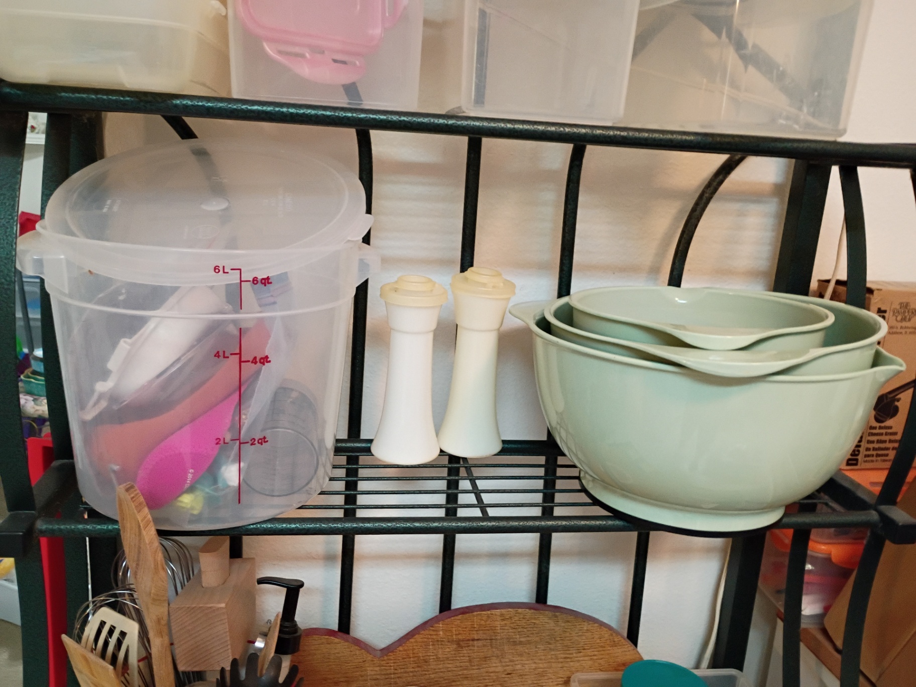 Assorted Plastic Food Storage Containers and Kitchenware - image 3 of 6