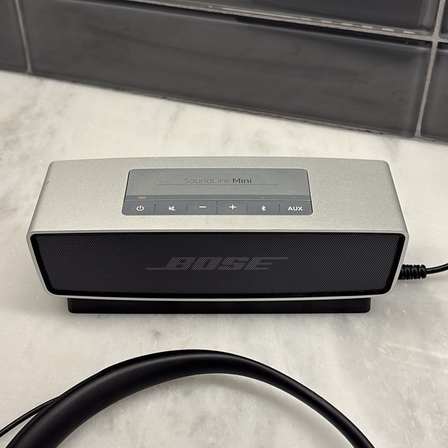 Bose SoundLink Mini Speaker and QuietControl 30 Earbuds Accessories - image 4 of 10