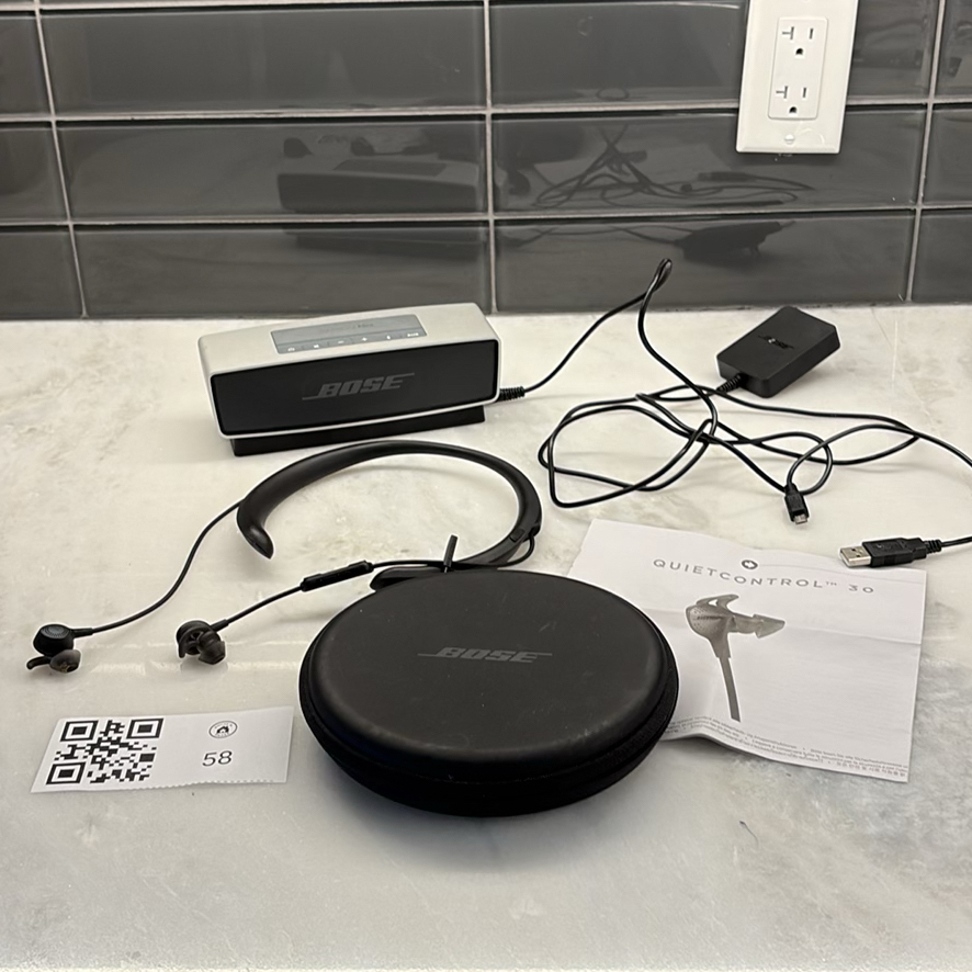 Bose SoundLink Mini Speaker and QuietControl 30 Earbuds Accessories - image 1 of 10