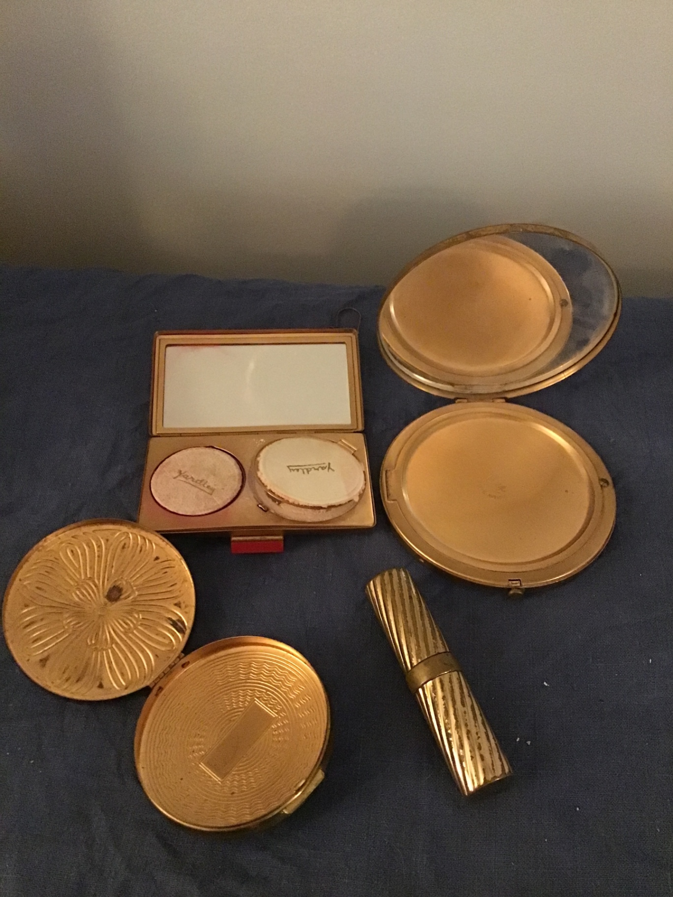 Gold-toned vintage makeup compacts and vanity case - image 2 of 2