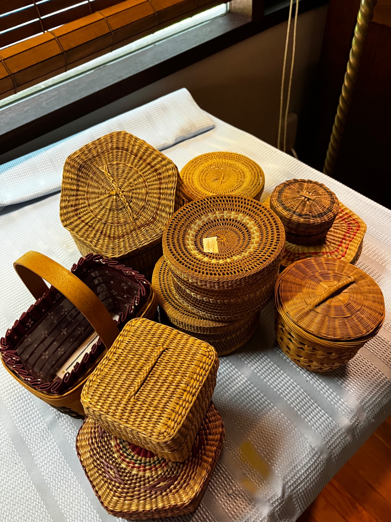 An assortment of small woven baskets and a small Longaberger handled basket - image 1 of 3