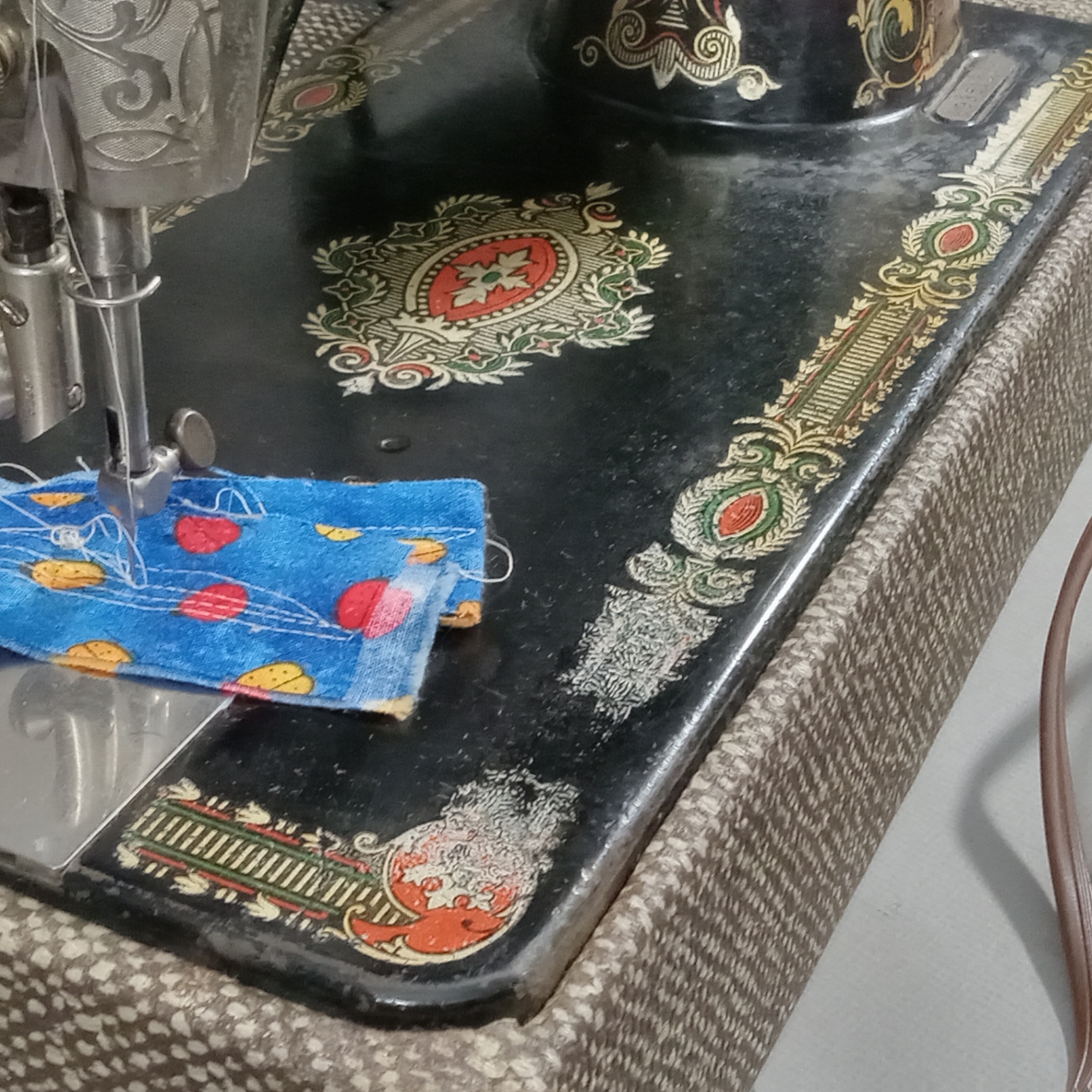 Antique Singer Sewing Machine - image 6 of 15
