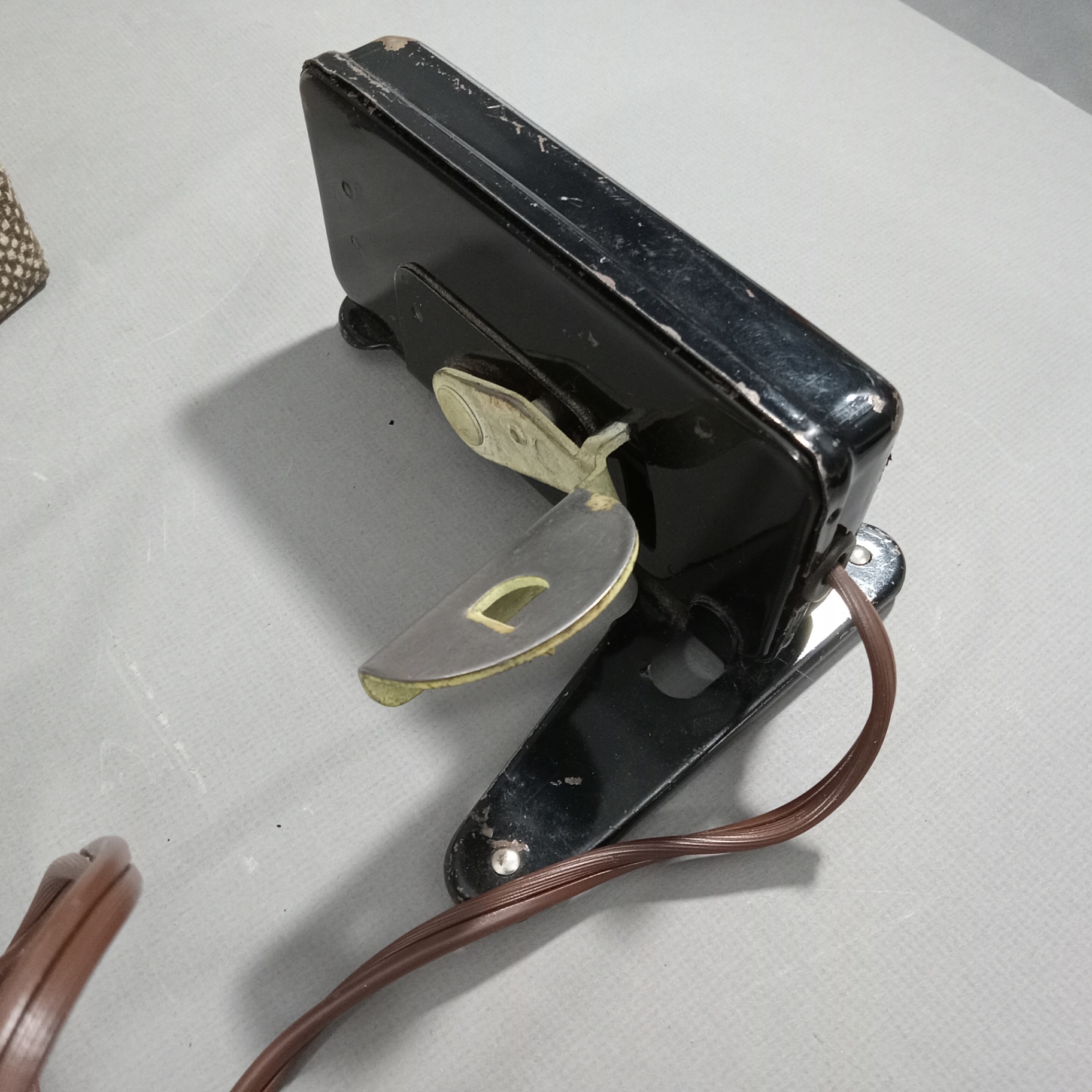 Antique Singer Sewing Machine - image 13 of 15