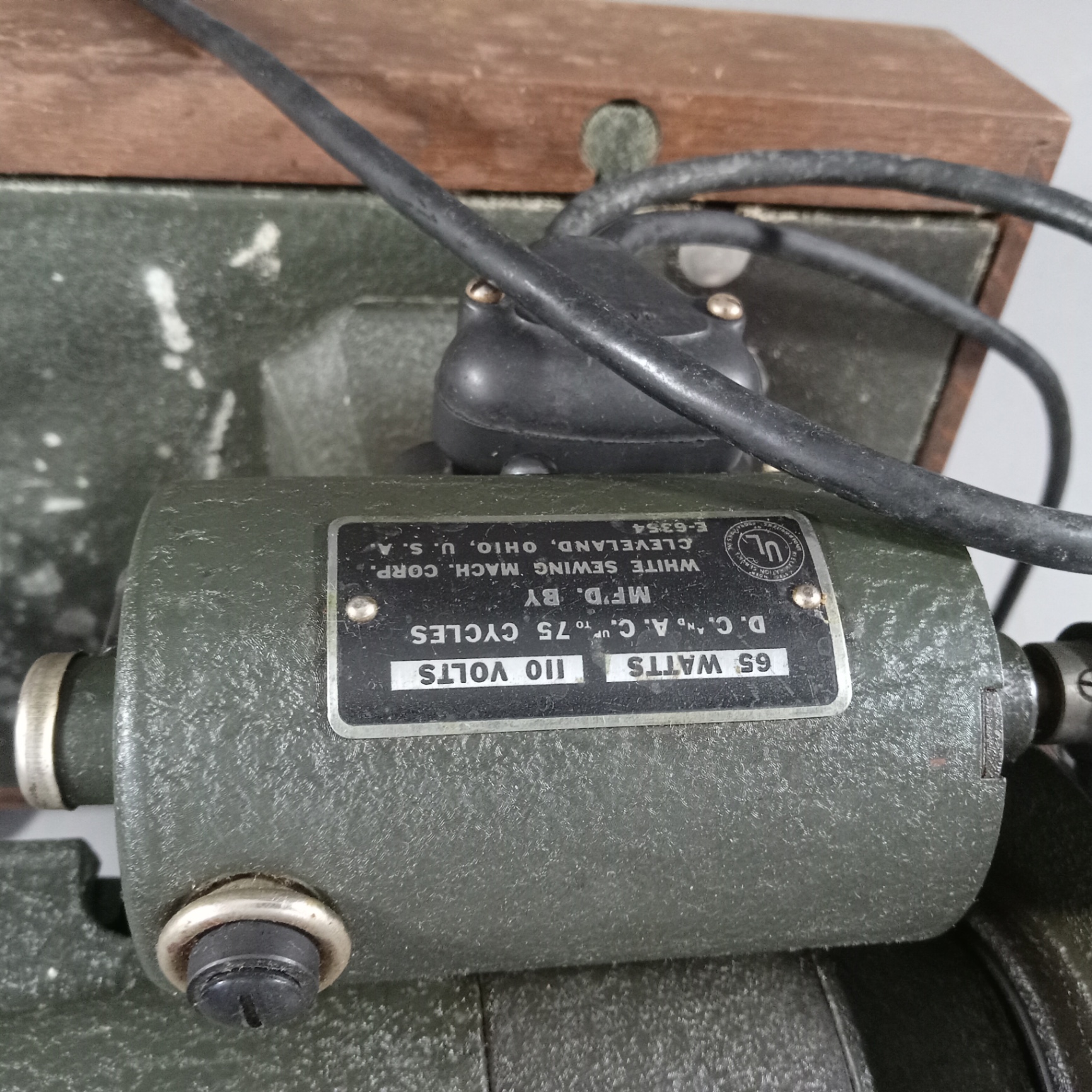 Vintage White Rotary Sewing Machine - image 12 of 16