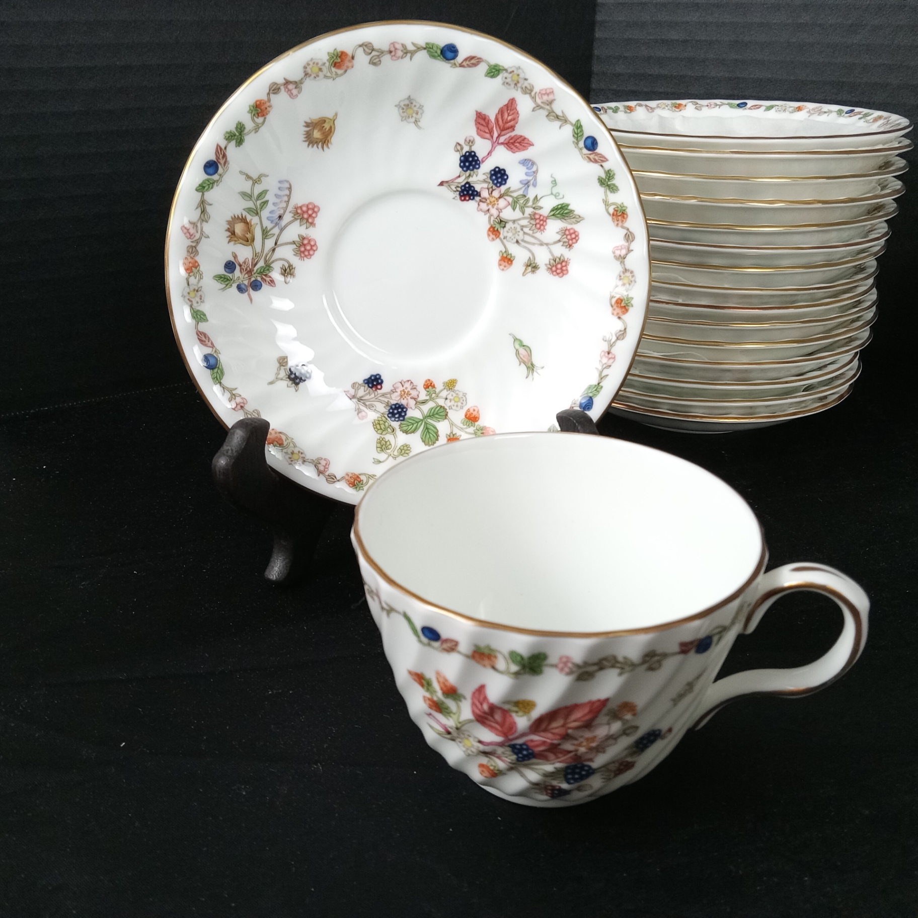 Aynsley China Somerset Blackberry Teacups / Saucers - image 2 of 6