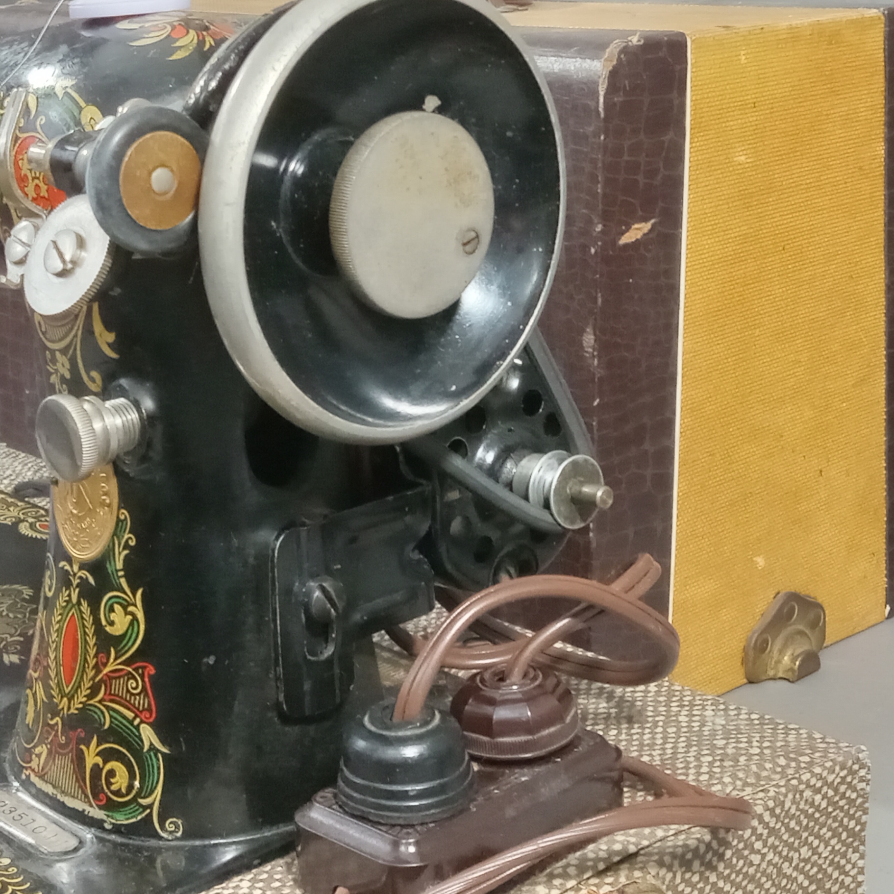Antique Singer Sewing Machine - image 7 of 15