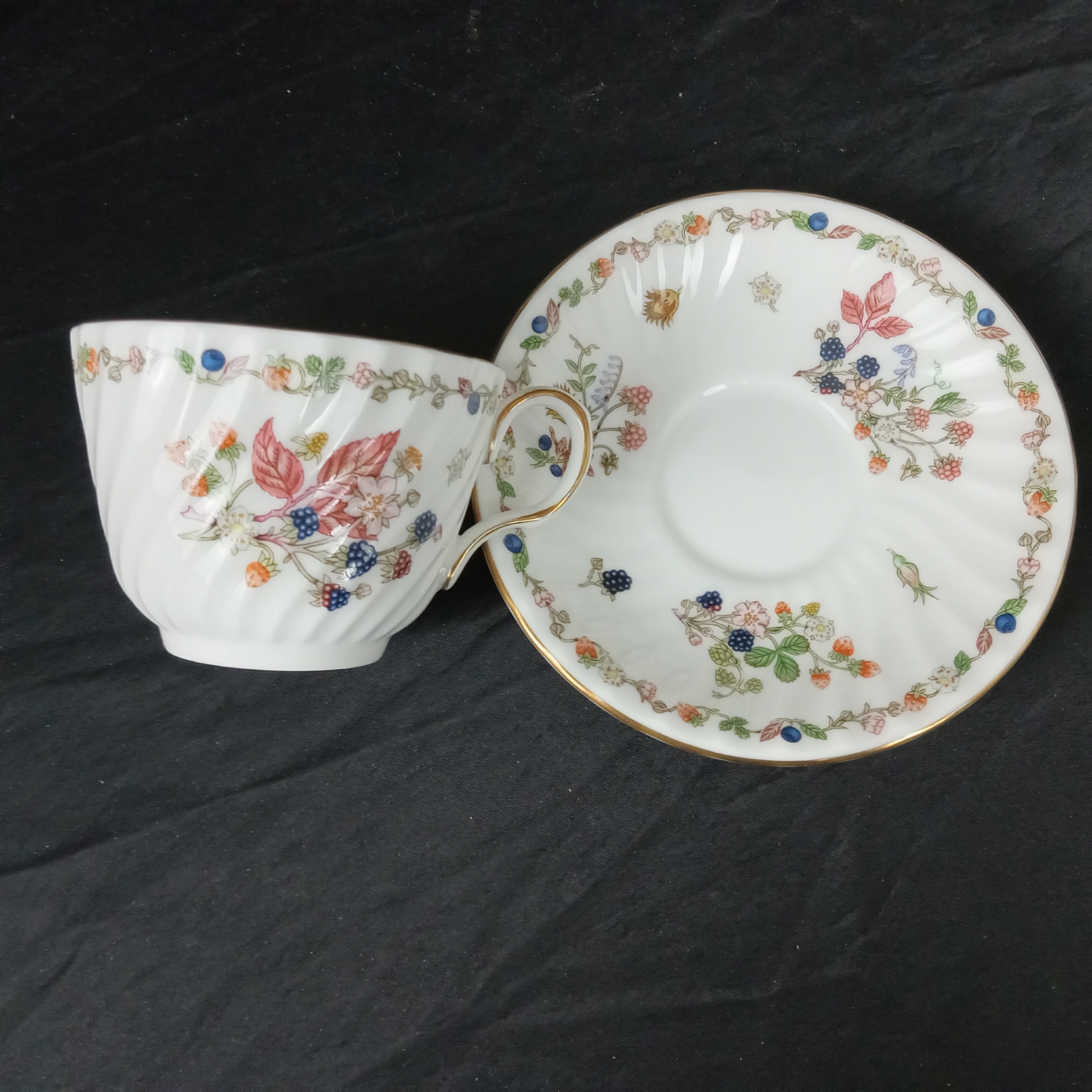 Aynsley China Somerset Blackberry Teacups / Saucers - image 3 of 6