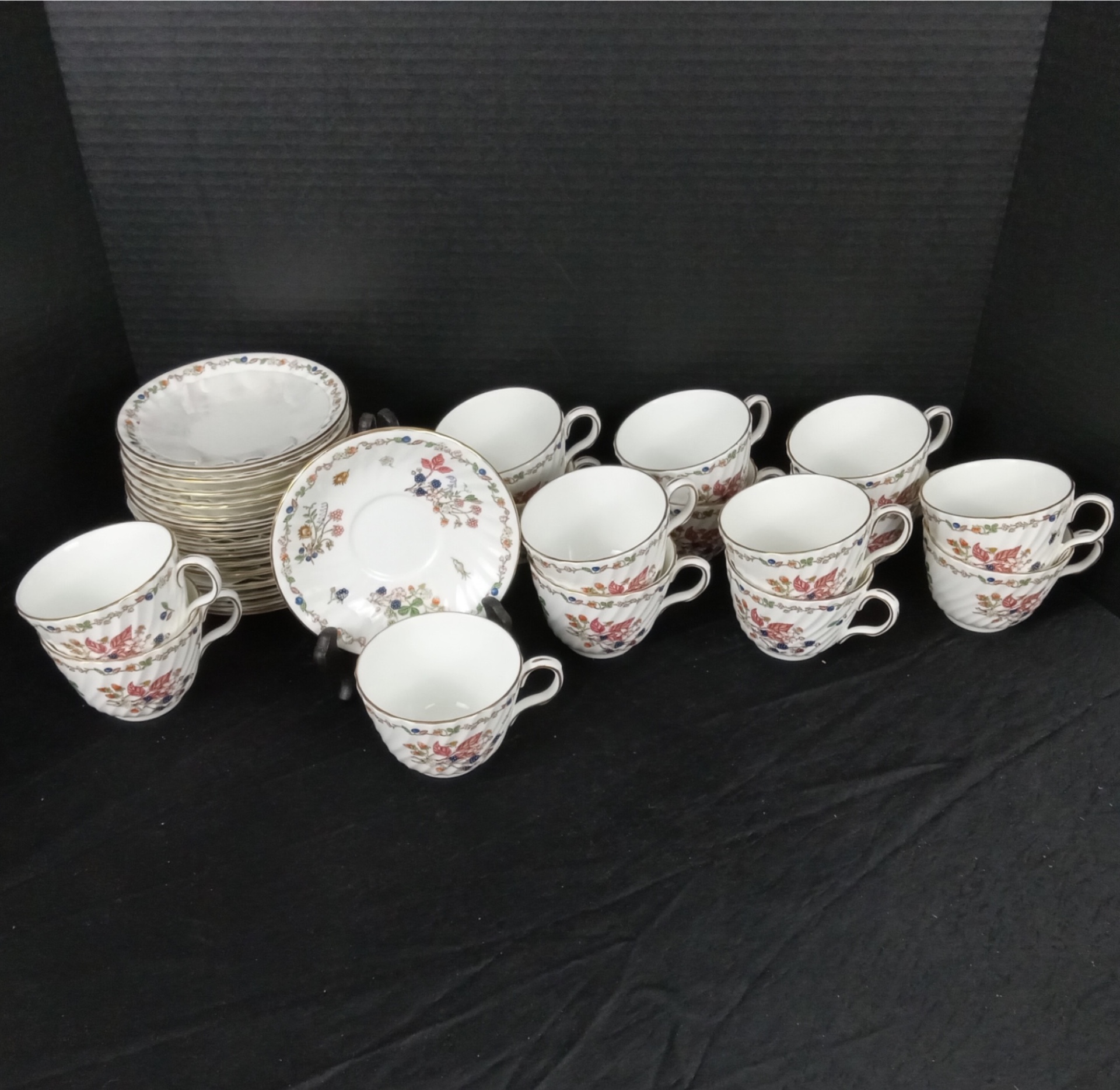 Aynsley China Somerset Blackberry Teacups / Saucers - image 1 of 6