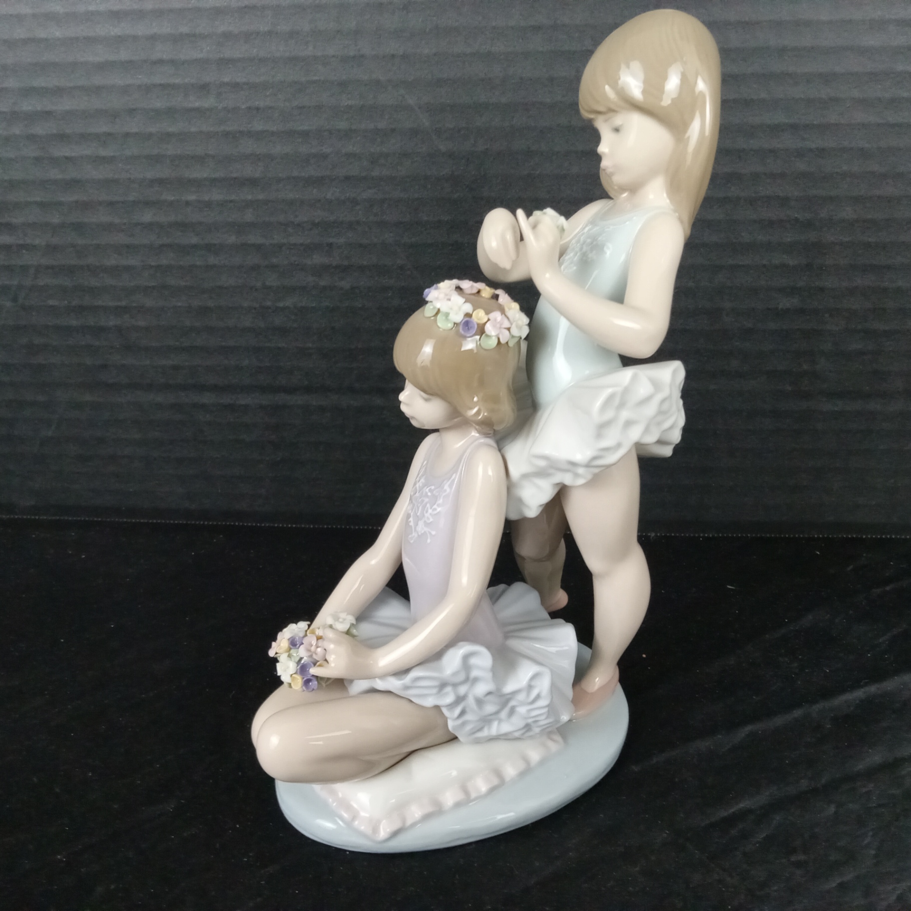 Lladro Ballet Dancers w/Flowers Figurine - image 3 of 6