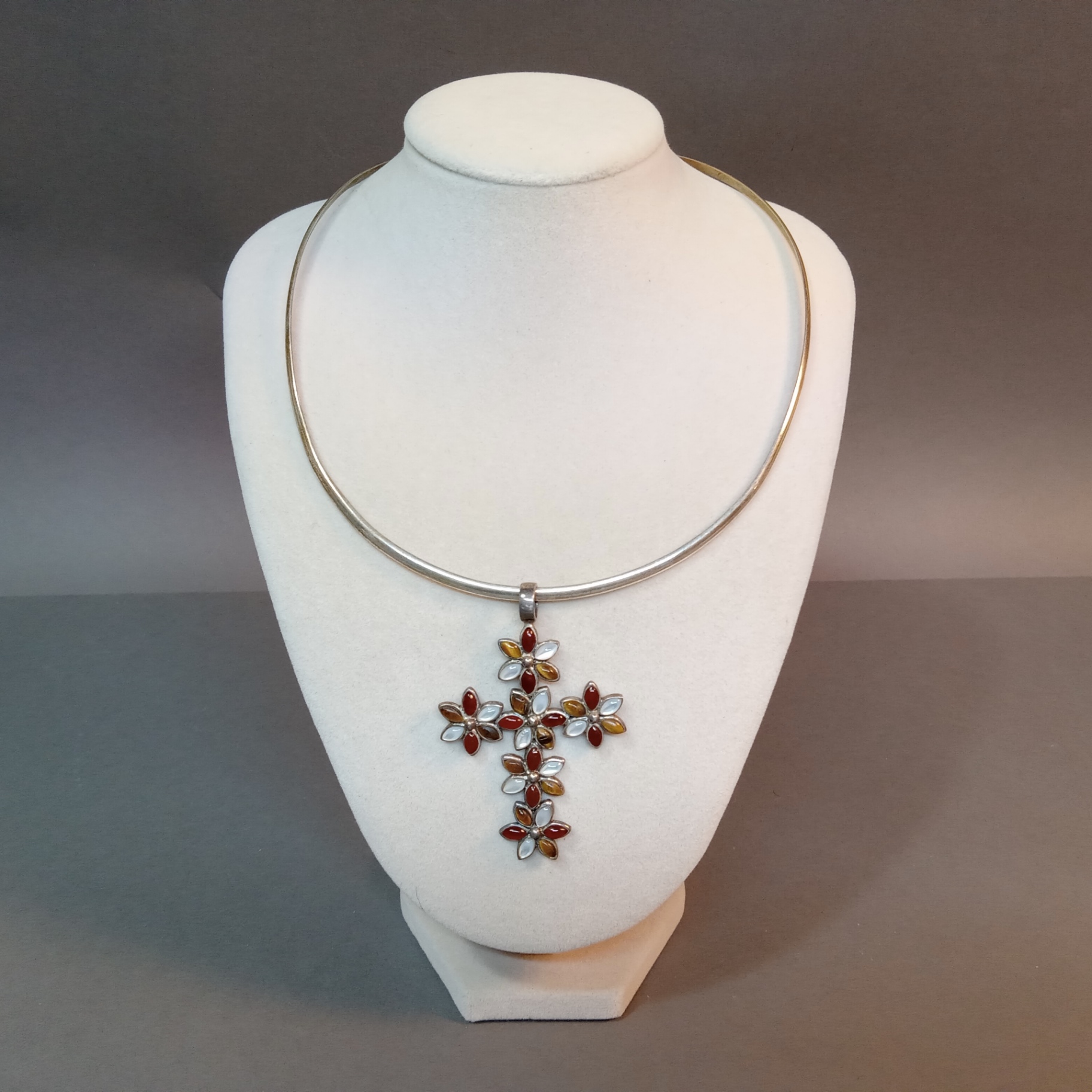 Bohemian Cross & More (STR 23.6dwt) - image 2 of 15