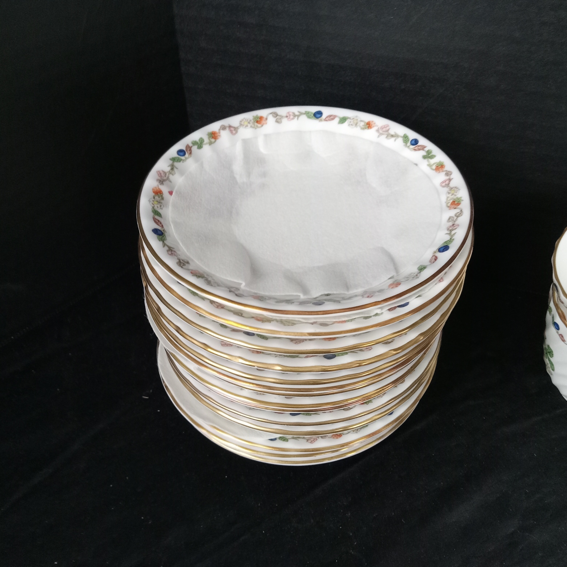Aynsley China Somerset Blackberry Teacups / Saucers - image 5 of 6