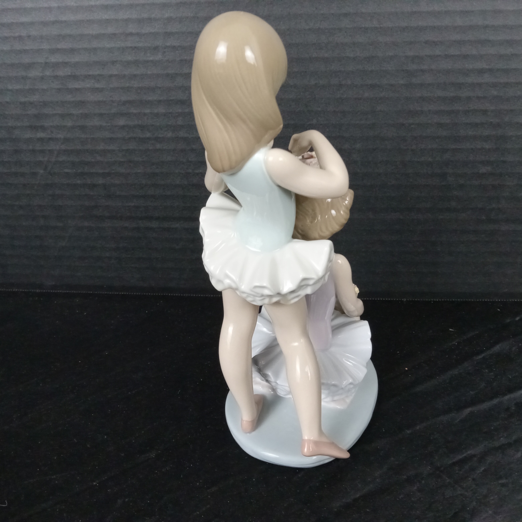 Lladro Ballet Dancers w/Flowers Figurine - image 2 of 6