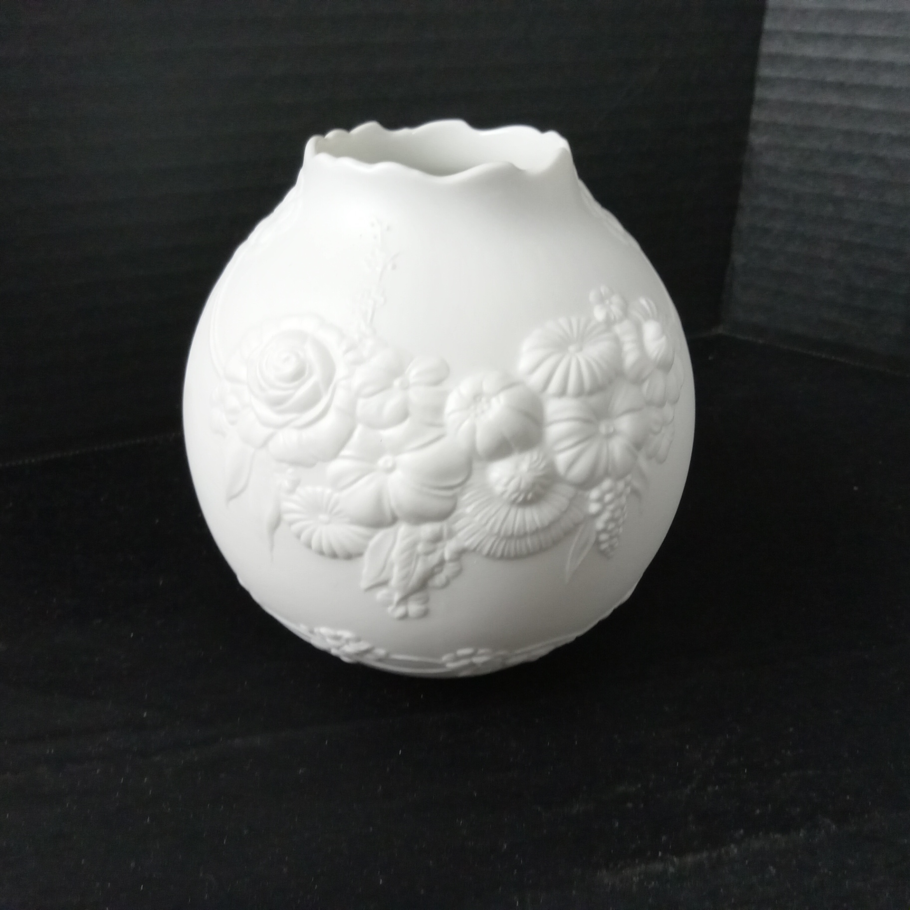 Kaiser Porzellan Vases - image 2 of 16