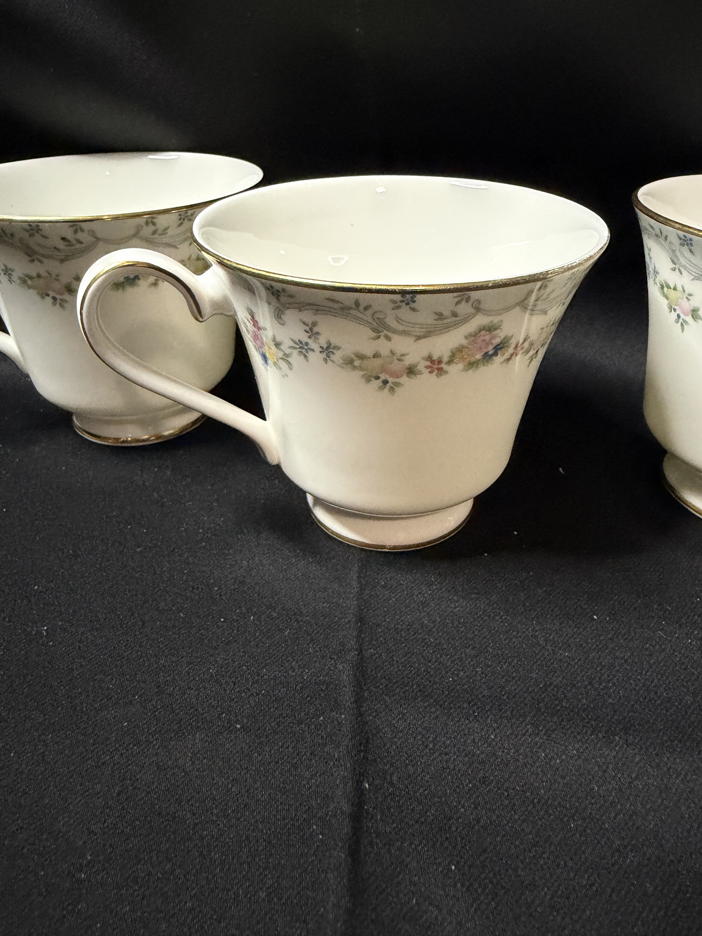 Set of 4 Royal Doulton teacups from the "Candice" pattern - image 4 of 6