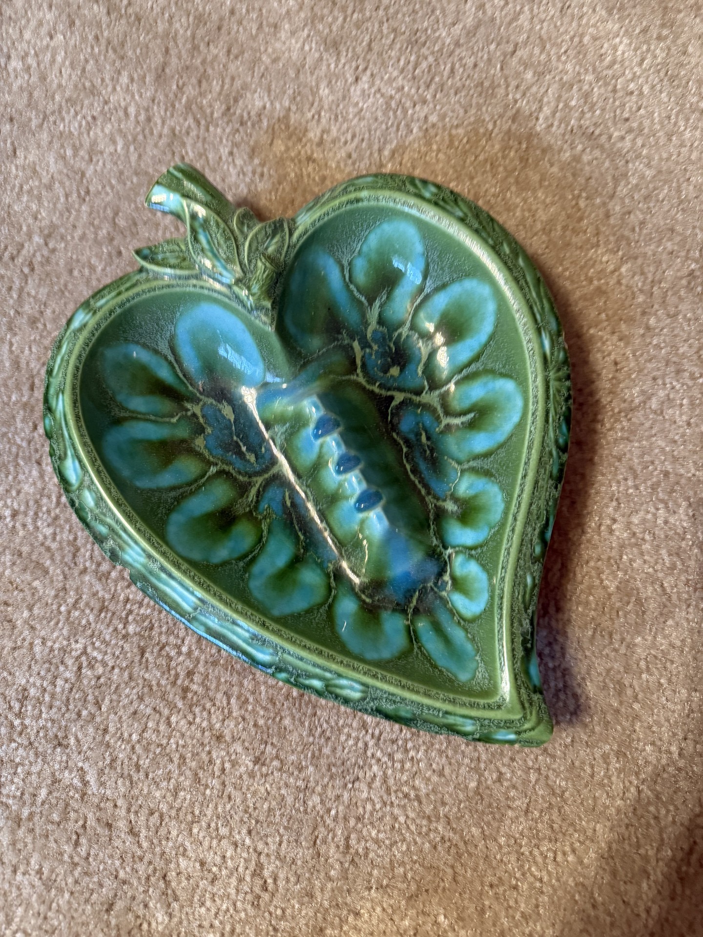 Green heart-shaped ceramic ashtray with leaf motif - image 1 of 11
