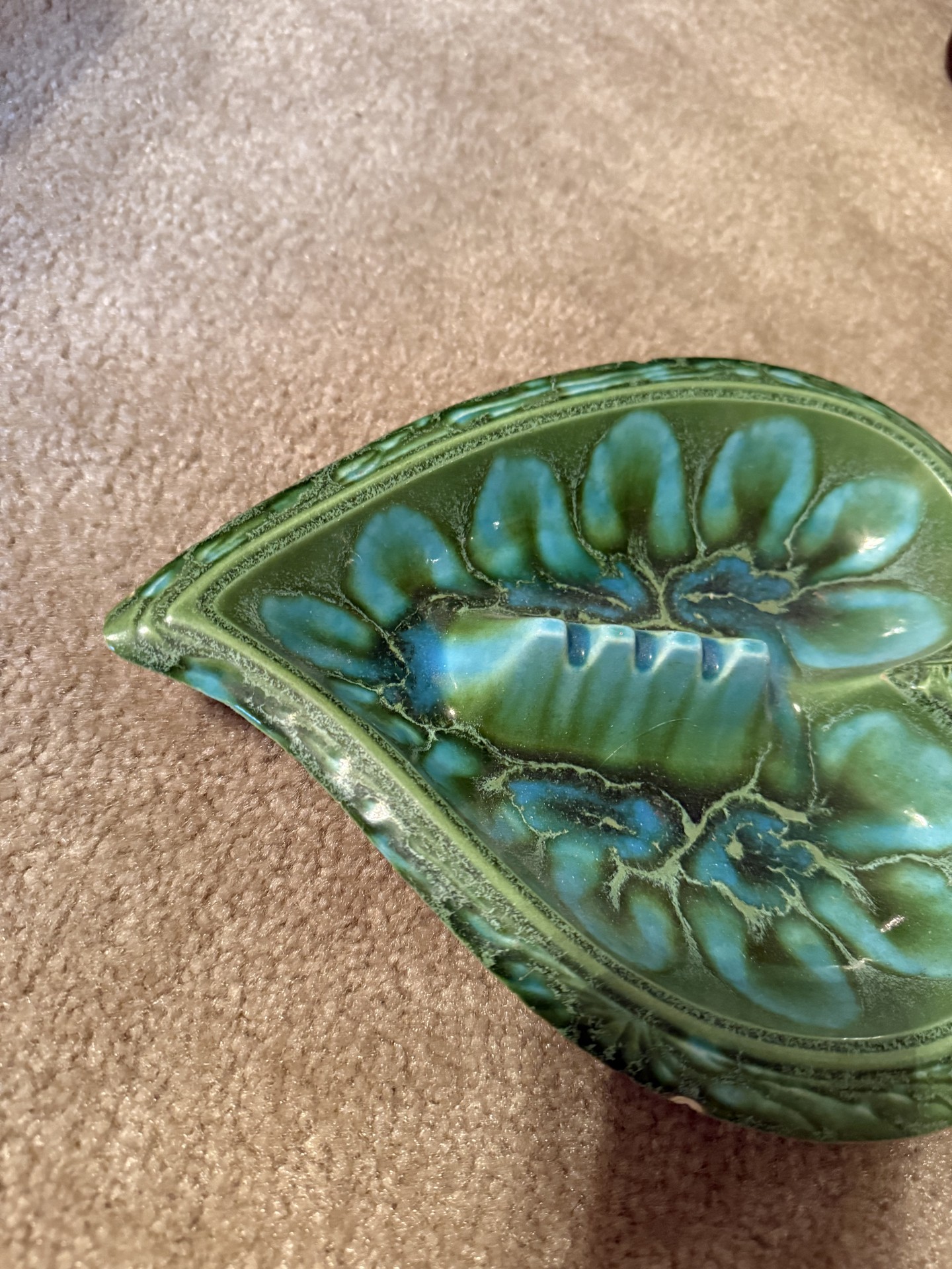 Green heart-shaped ceramic ashtray with leaf motif - image 6 of 11