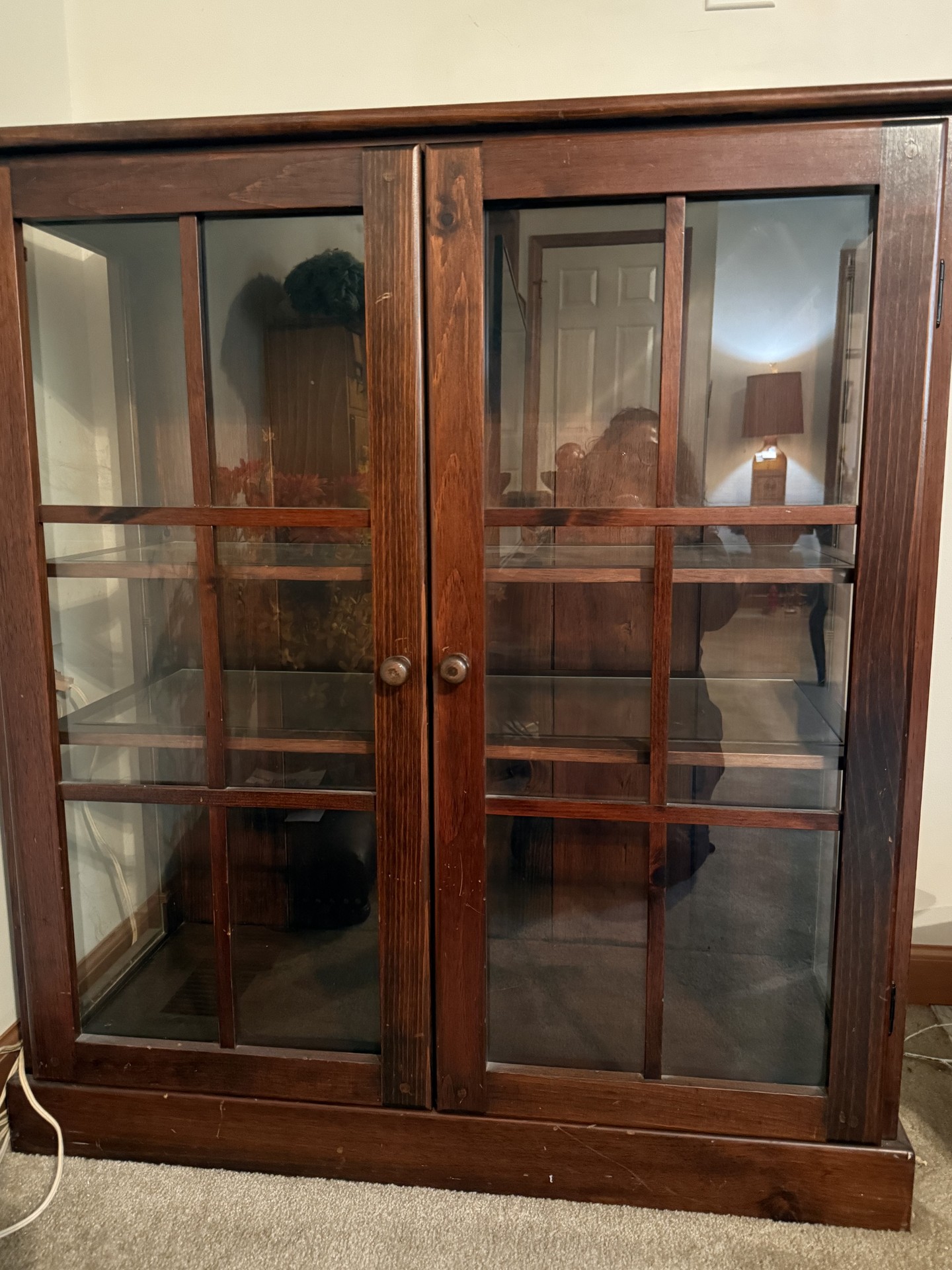 Two-door mahogany glass-front display cabinet - image 3 of 6